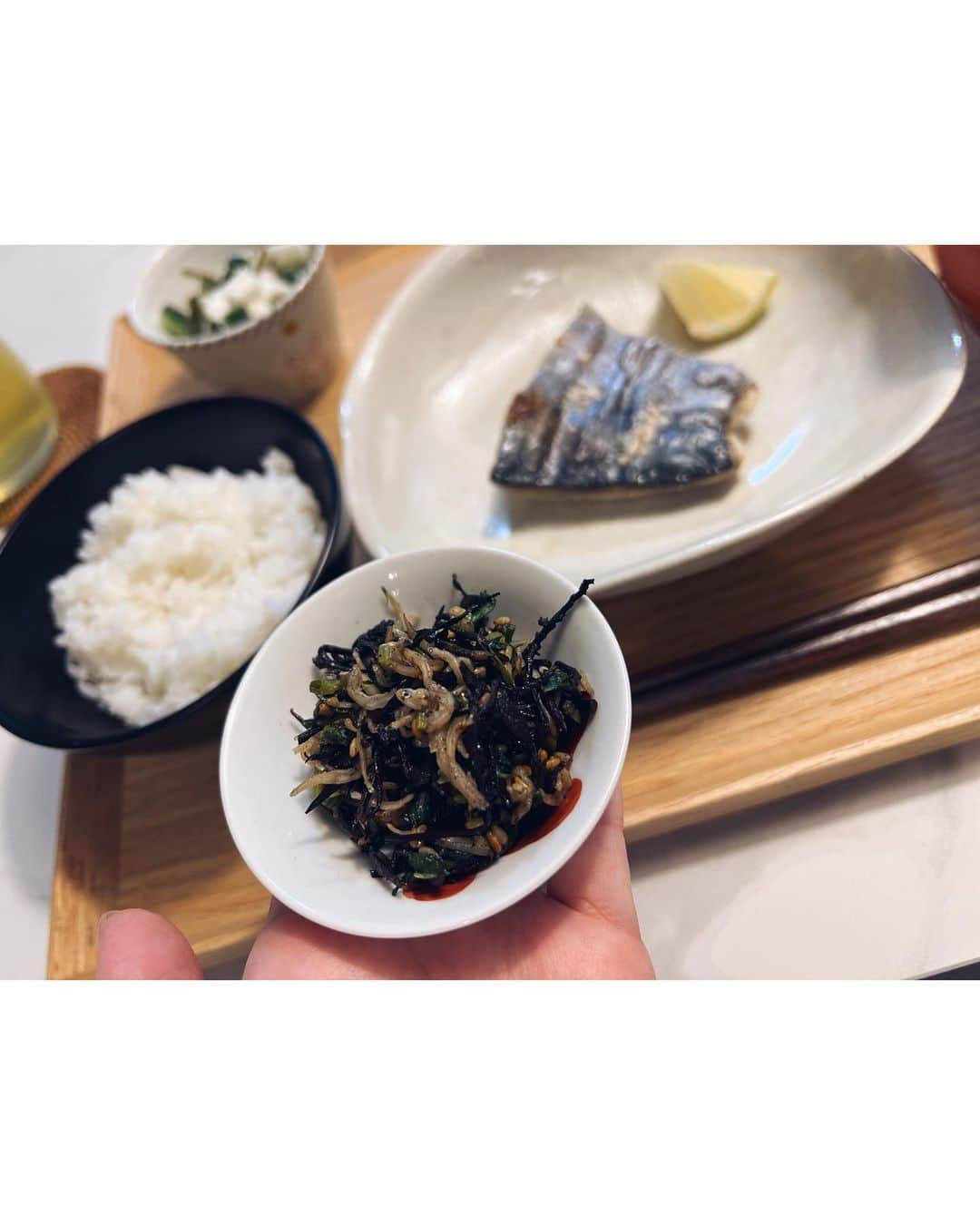 Risako Yamamotoさんのインスタグラム写真 - (Risako YamamotoInstagram)「簡単水出しお出汁🥢 時間がある時にパックに詰めておいています☺︎  この方法にしてから楽でお味噌汁が劇的に美味しくなりました🥹 ピッチャーはニトリで購入した横置きも出来るお気に入り。  妊娠中から産後も鉄分不足に悩まされて、おねえこに教えてもらった小松菜、ひじきとちりめんじゃこのふりかけは2日に1度作り置き。 ご飯がすすむくん♥︎  #wacchiskitchen #ニトリ購入品」10月14日 20時40分 - risako_yamamoto