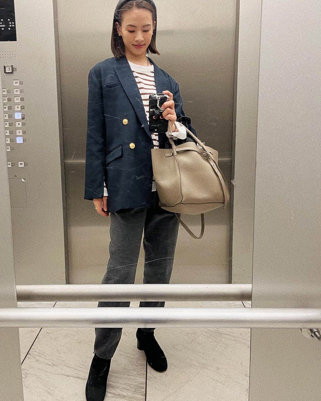 森田麻恵のインスタグラム：「エレベーターの中で必死に撮った私服。  jaket： @apartbylowrys  tops：　@meyame_official  pants：　@elura_official @dotst_official  bag：　@celine   実家で長年眠っていた、父の使ってないロレックスを頂戴してメンテナンスに出してみました。  ゴツすぎないフェイスも、すっきりとしたシンプルなかんじもしっくり！ 大切に使いたいと思います。  秋晴れが続いて、自転車移動が気持ちよかった数日🍂 明日は、大雨だとか、、  みなさま、良い週末をお過ごしください！  #私服 #ootd #apartby #elura #ウールライクジョガーパンツ #pr」
