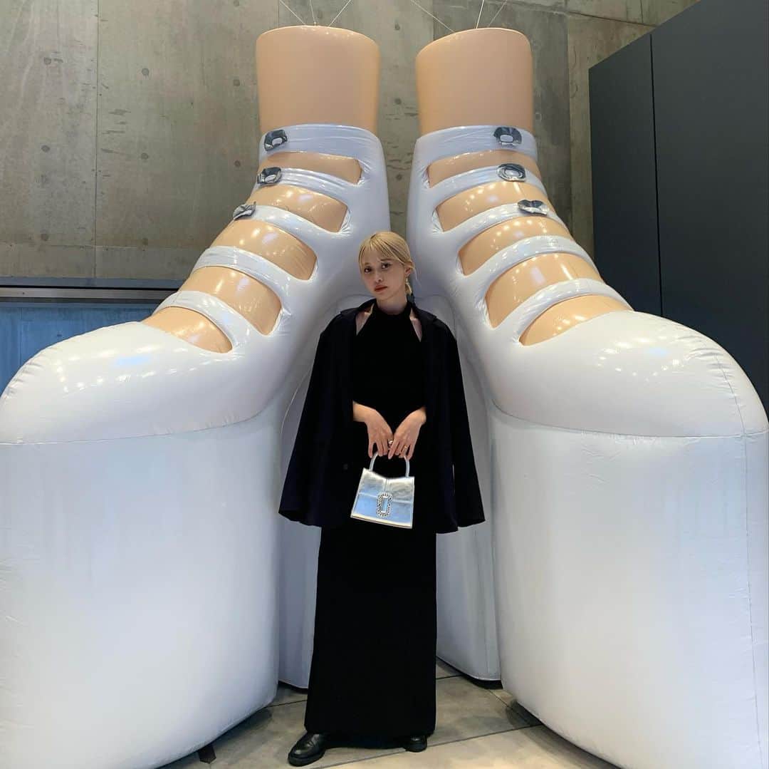 和田えりかのインスタグラム：「MARCJACOBS FALL'23 INSTALLATIONI  @marcjacobs  @marcjacobsjapan   オープニングイベントに一足先に参加させていただきました🪩❤︎❤︎ 世界観が最高に素敵でした🌍  silver bag、、、ワンポイントになってすきﾃﾞｽ~。🤍 ５枚目と８枚目のpurple bagも可愛かったです🪻❤︎  表参道での人力車、、 恥ずかしかったけどいい体験でした◯  素敵なイベントに行けて楽しかったです。  みなさんも是非🥹🫶🏻  イベント開催期間の詳細を☟ 10月14日(土)～10月22日(日) 表参道にて開催❤︎❤︎  #marcjacobs #pr」