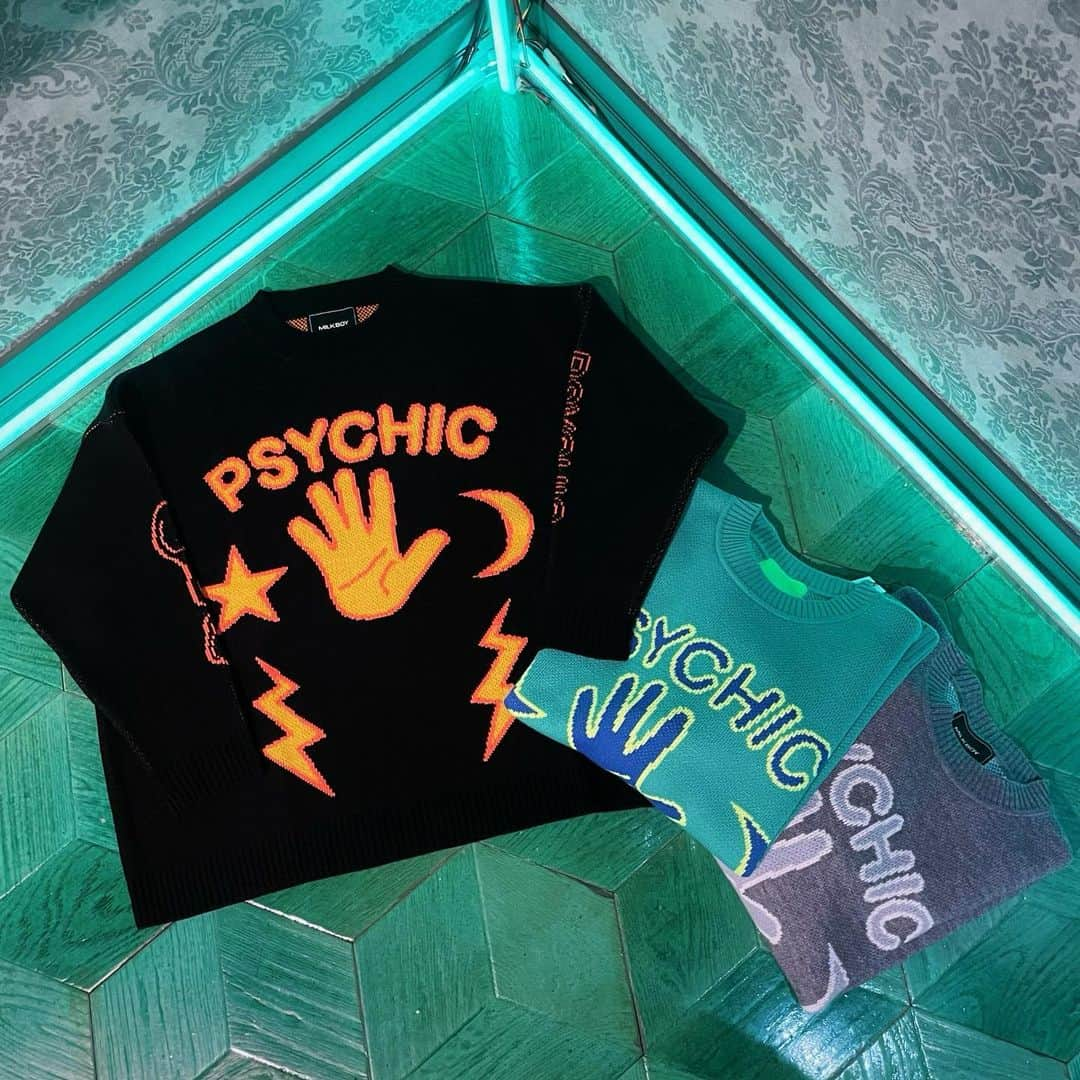 ミルクボーイのインスタグラム：「MILKBOY 2023 AUTUMN COLLECTION  PSYCHIC SWEATER ¥27,830-. PSYCHIC SOX ¥3,740-.  PSYCHICシリーズより、ポップなグラフィックが目をひくセーター、ソックスが入荷しました⭐️✋🌙  #milkboy」