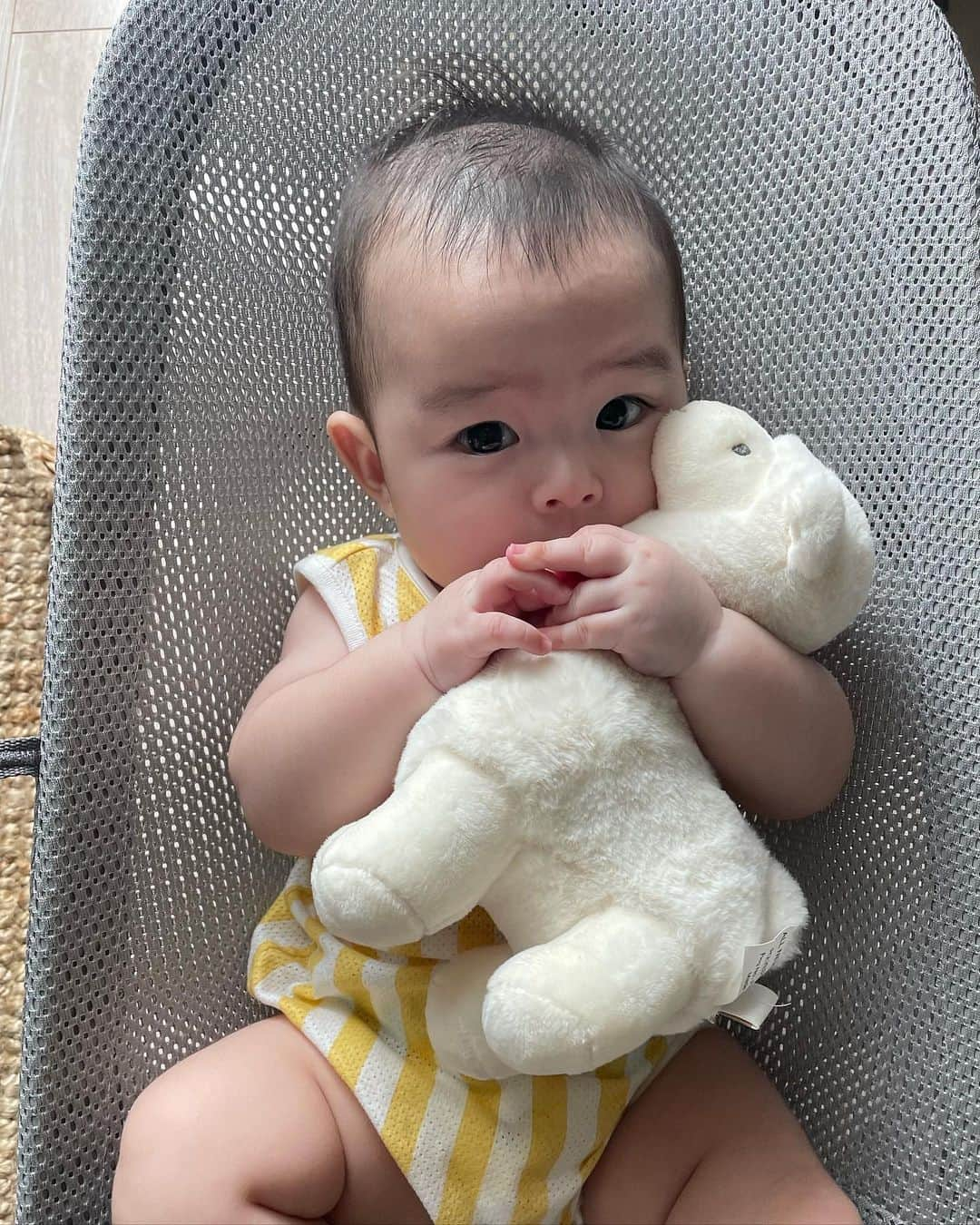 yonfa0823さんのインスタグラム写真 - (yonfa0823Instagram)「日常に戻りました👶🏻  夫や母の協力の元 すくすく成長してます☺️🍼  もう5ヶ月が過ぎました💦  月日がたつのが本当に早いです🥹  一緒に過ごせる時間が少なく 迷ったりもどかしい時もありますが...  それでも好きな仕事に出逢い 一生懸命前に進む姿を いつの日か娘に見て学んでもらえたら嬉しいなぁ✨  まだまだ先だろうけども☺️🍼  サポートしてくれる周りに感謝です🤍🤍  一緒に過ごせる時は沢山の愛を注いで子育てしてます❤️ . . . . #生後5ヶ月」10月14日 20時35分 - yonfa0823