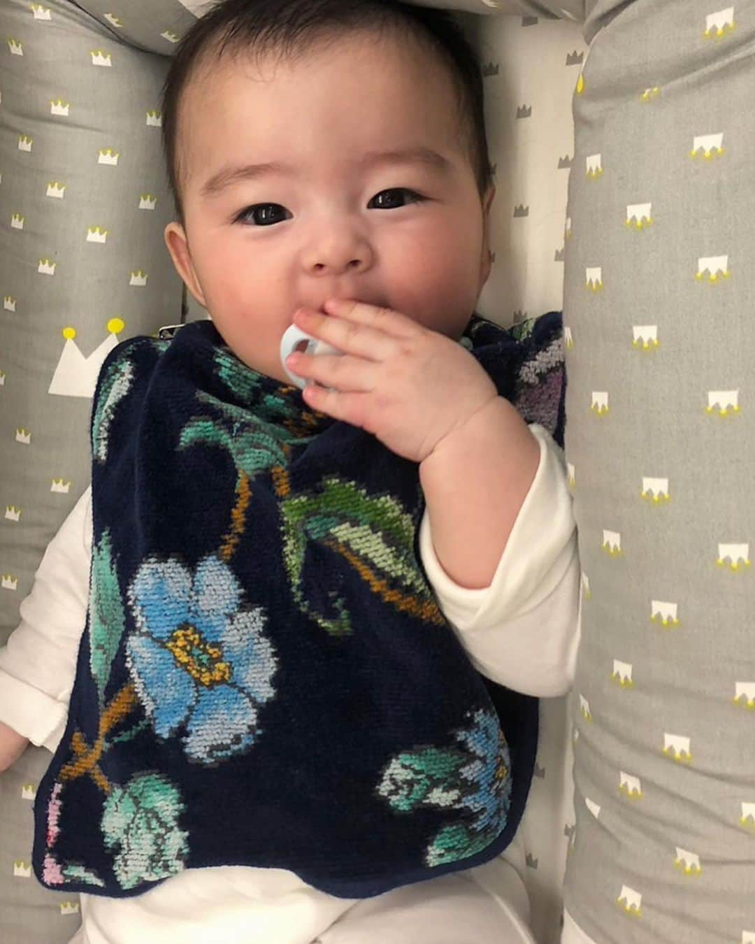 yonfa0823さんのインスタグラム写真 - (yonfa0823Instagram)「日常に戻りました👶🏻  夫や母の協力の元 すくすく成長してます☺️🍼  もう5ヶ月が過ぎました💦  月日がたつのが本当に早いです🥹  一緒に過ごせる時間が少なく 迷ったりもどかしい時もありますが...  それでも好きな仕事に出逢い 一生懸命前に進む姿を いつの日か娘に見て学んでもらえたら嬉しいなぁ✨  まだまだ先だろうけども☺️🍼  サポートしてくれる周りに感謝です🤍🤍  一緒に過ごせる時は沢山の愛を注いで子育てしてます❤️ . . . . #生後5ヶ月」10月14日 20時35分 - yonfa0823