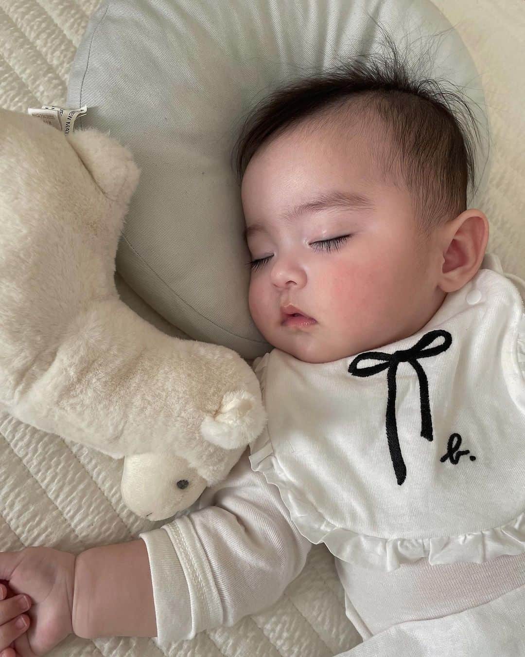 yonfa0823のインスタグラム：「日常に戻りました👶🏻  夫や母の協力の元 すくすく成長してます☺️🍼  もう5ヶ月が過ぎました💦  月日がたつのが本当に早いです🥹  一緒に過ごせる時間が少なく 迷ったりもどかしい時もありますが...  それでも好きな仕事に出逢い 一生懸命前に進む姿を いつの日か娘に見て学んでもらえたら嬉しいなぁ✨  まだまだ先だろうけども☺️🍼  サポートしてくれる周りに感謝です🤍🤍  一緒に過ごせる時は沢山の愛を注いで子育てしてます❤️ . . . . #生後5ヶ月」