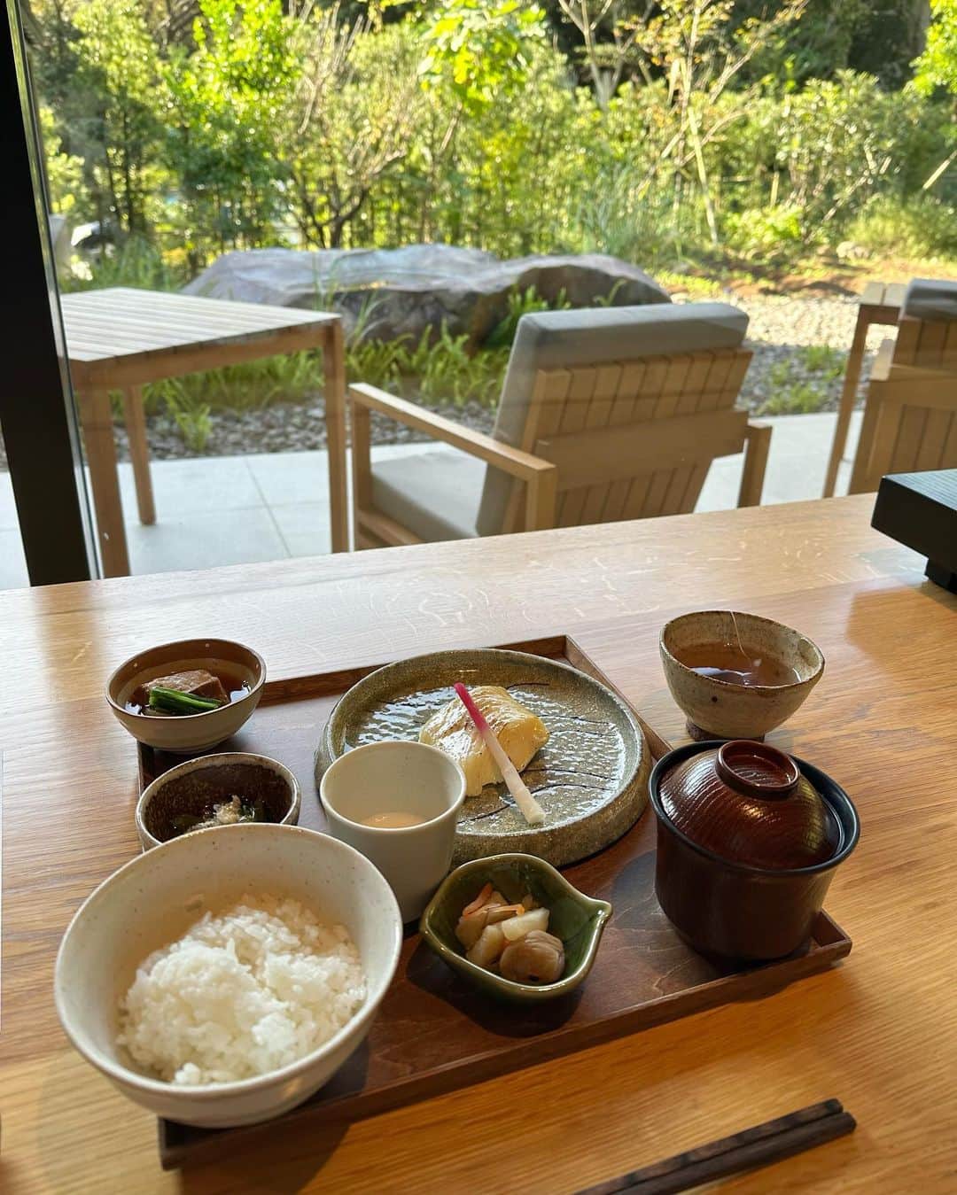 miho uesugiさんのインスタグラム写真 - (miho uesugiInstagram)「@soki_atami に宿泊♨️ ㅤㅤㅤㅤㅤㅤㅤㅤㅤㅤㅤㅤㅤ 夜ご飯は炭火の炉を囲んだオープンキッチンで、とても美味しいコース料理を。 朝ごはんはお魚定食に、ビュッフェまであるとは…！ ㅤㅤㅤㅤㅤㅤㅤㅤㅤㅤㅤㅤㅤ  檜のお風呂が付いたお部屋で、香りにも癒されました。 24時間入れるのも嬉しい☺️  ㅤㅤㅤㅤㅤㅤㅤㅤㅤㅤㅤㅤㅤ 館内は新しく綺麗で、茶寮もテラスもあります。 ㅤㅤㅤㅤㅤㅤㅤㅤㅤㅤㅤ大人の癒し旅にお勧めの宿です♨️  ㅤㅤㅤㅤㅤㅤㅤㅤㅤㅤㅤㅤㅤ  ㅤㅤㅤㅤㅤㅤㅤㅤㅤㅤㅤㅤㅤ #soki#sokiatami#旅館#宿#熱海#温泉#旅行#朝食#朝ごはん#夕食#コース料理#熱海グルメ#熱海旅行」10月14日 20時36分 - uepoooning
