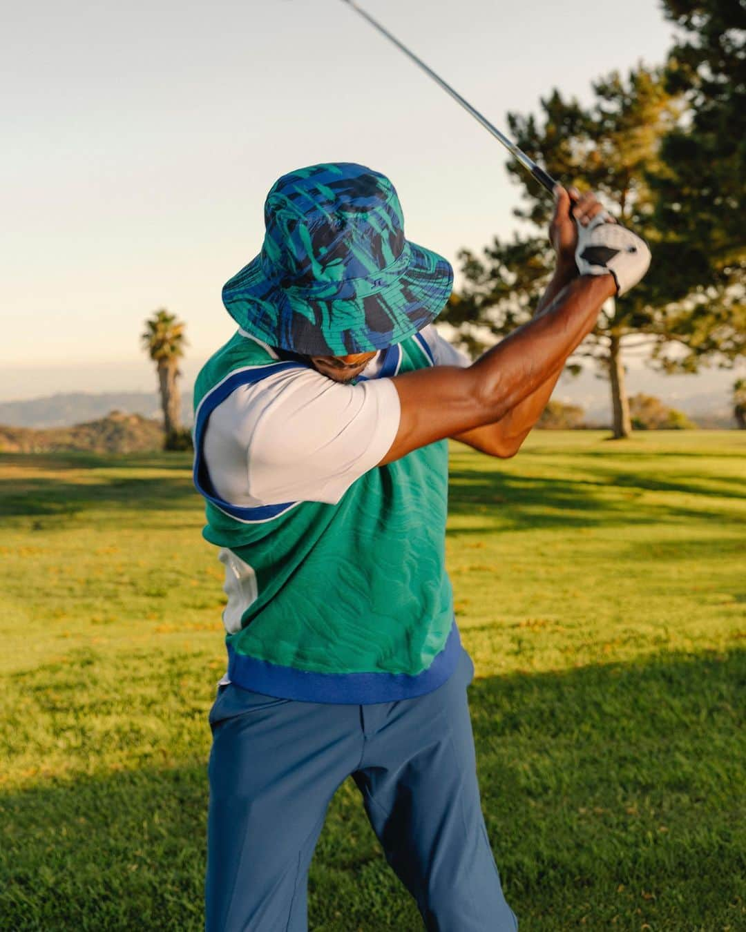 Jリンドバーグさんのインスタグラム写真 - (JリンドバーグInstagram)「@dane.mui @summermarshall @_elisapark_ @chuckdoom hitting the course in our FW23 collection at Scholl Canyon Golf Course.  Photo: @beauryan」10月15日 0時00分 - jlindebergofficial