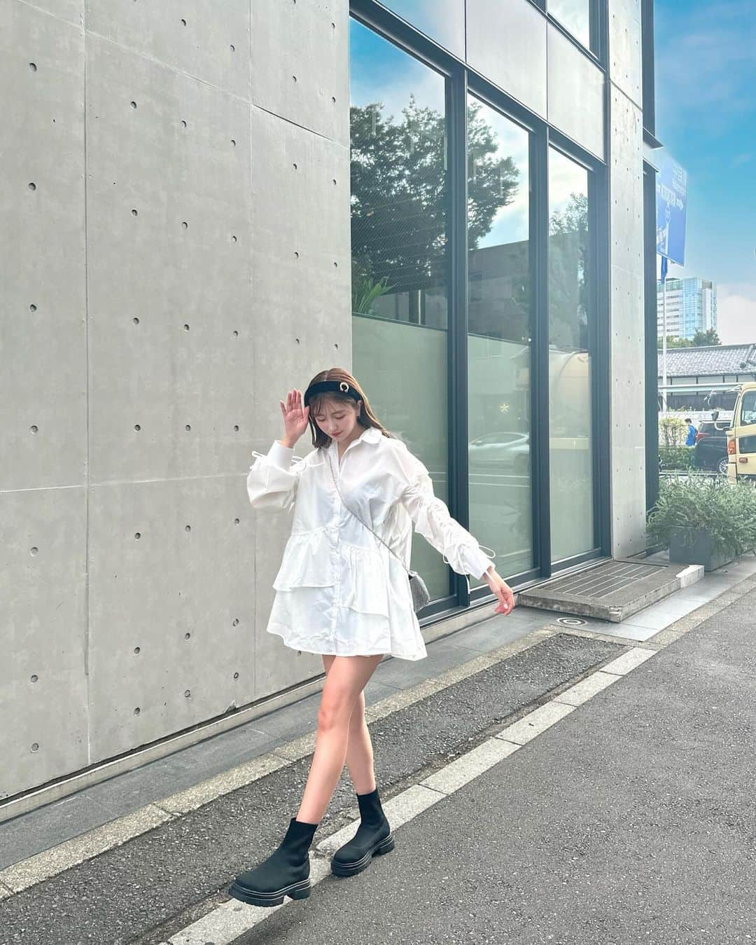 natsumiのインスタグラム：「笑う門には福来る〜☺︎🤍 ㅤㅤㅤㅤㅤㅤㅤㅤㅤㅤㅤㅤㅤ ㅤㅤㅤㅤㅤㅤㅤㅤㅤㅤㅤㅤㅤ ㅤㅤㅤㅤㅤㅤㅤㅤㅤㅤㅤㅤㅤ #ootd #code #grl購入品 #グレイル #シャツコーデ #シャツワンピ #白シャツ #秋コーデ」