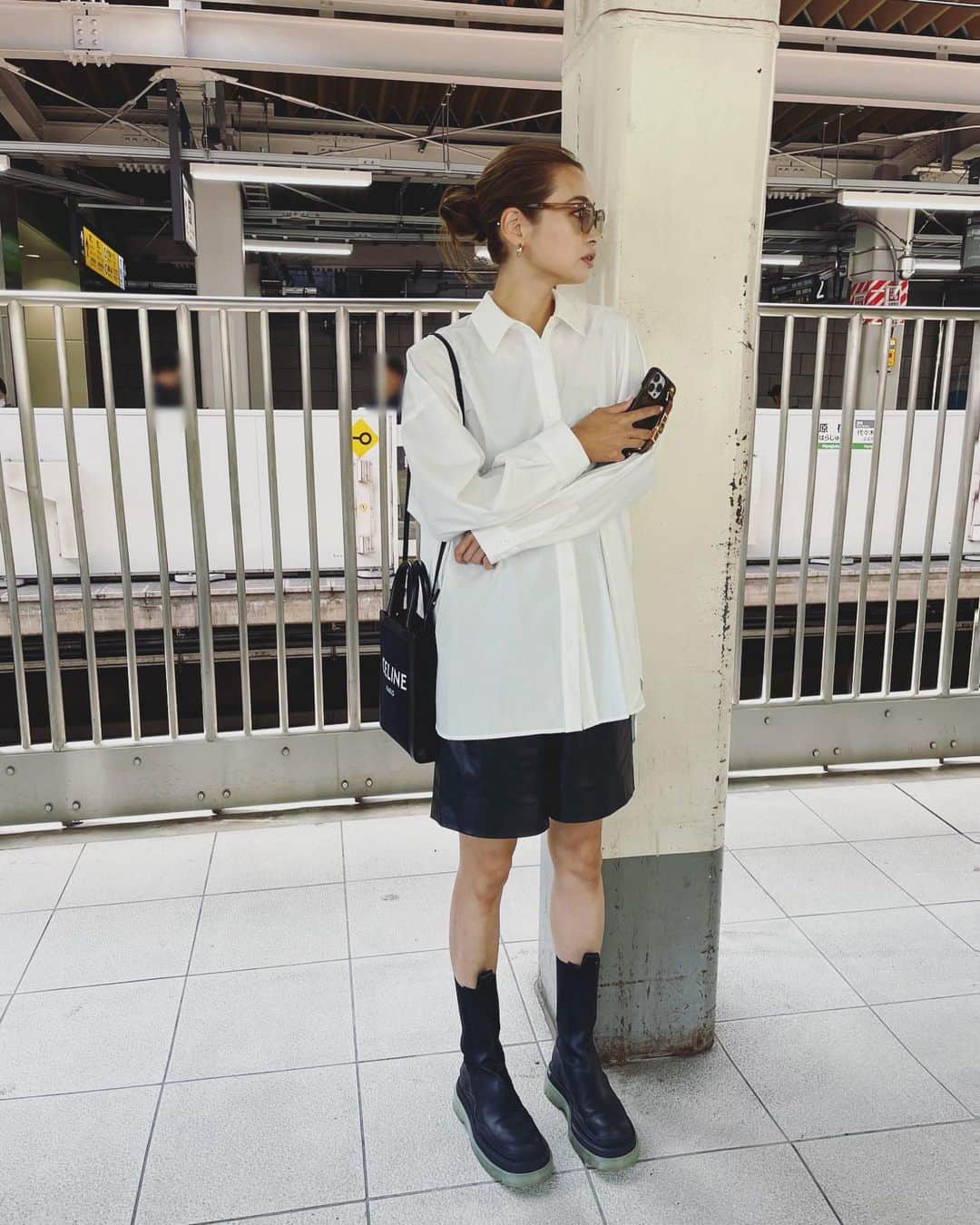 本多末奈のインスタグラム：「Simple Style🖤🤍🩶  モノトーンコーデなら昔から得意なので 朝悩まずにスタイリングできる😎  ってことを今朝思い出しました🙄  #simplestyle #monotonecode #celinebag #shirtstyle #zara #outfits #ootd #シンプルコーデ #モノトーンコーデ #30代コーデ #シャツコーデ #zaraコーデ」