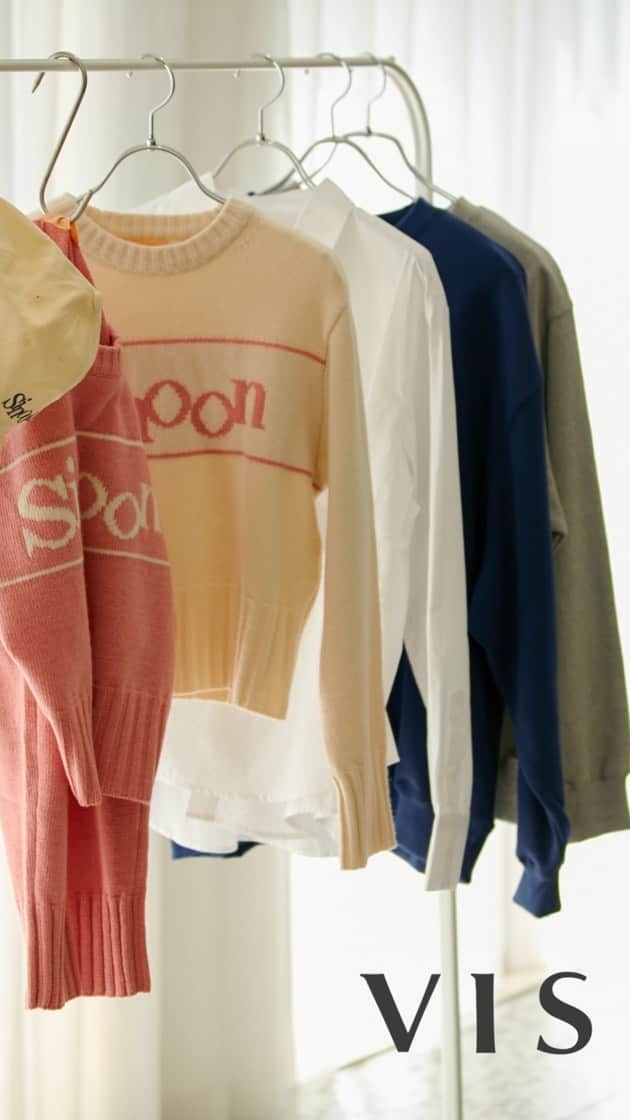 のインスタグラム：「【Sinoon】  10/13〜販売開始。  人気韓国ブランドsinoonの アイテムがVISにて販売。  一部店舗、 @jadorejunonline よりご購入頂けます！  出演STAFF  @natsuki_vis  @yui_vis  @minami_vis  @juri_vis  @haruna_vis  @mai__vis   sinoon(シヌーン)は韓国で2015年に設立されたロマンティック×ガーリーをコンセプトにしたファッションブランド。リアル店舗を韓国のトレンド最先端エリア、狎鴎亭(アックジョン)に構える。日常に溶け込む“ナチュラルな甘さ”漂うムードが韓国のおしゃれ女子に支持されています。  #vis#vis_jp #fashion#韓国#韓国ブランド #韓国ファッション#sinoon #大人可愛い#秋冬コーデ」