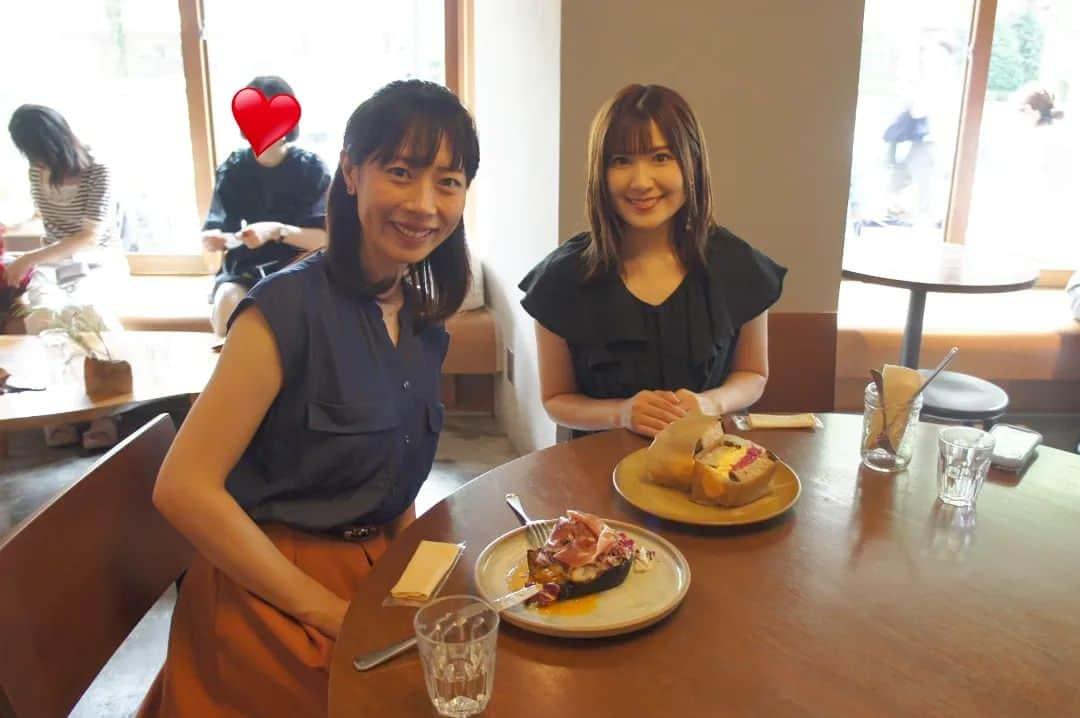 石井優香のインスタグラム：「. 先月、 久しぶりに美里とランチ出来ました😊🍴(@misato_abe_khb ) 美里と会うと、 嬉しい楽しいという気持ちはもちろん 仕事に対してより前向きな気持ちになれます🎤 . 美里にとっておそらく何気ない一言でも、 私にとっては そうか、この仕事を頑張れば この部分のレベルアップに繋がるかもしれないのか、など 良い気付きをもらうことが多いです😊 いつもありがとう🍀 また会えるときを楽しみにしているね😊 . . #就活同期 #アナウンサー#フリーアナウンサー #仙台カフェ#仙台グルメ #echoes #エコーズ  #東西線#大町西公園駅」