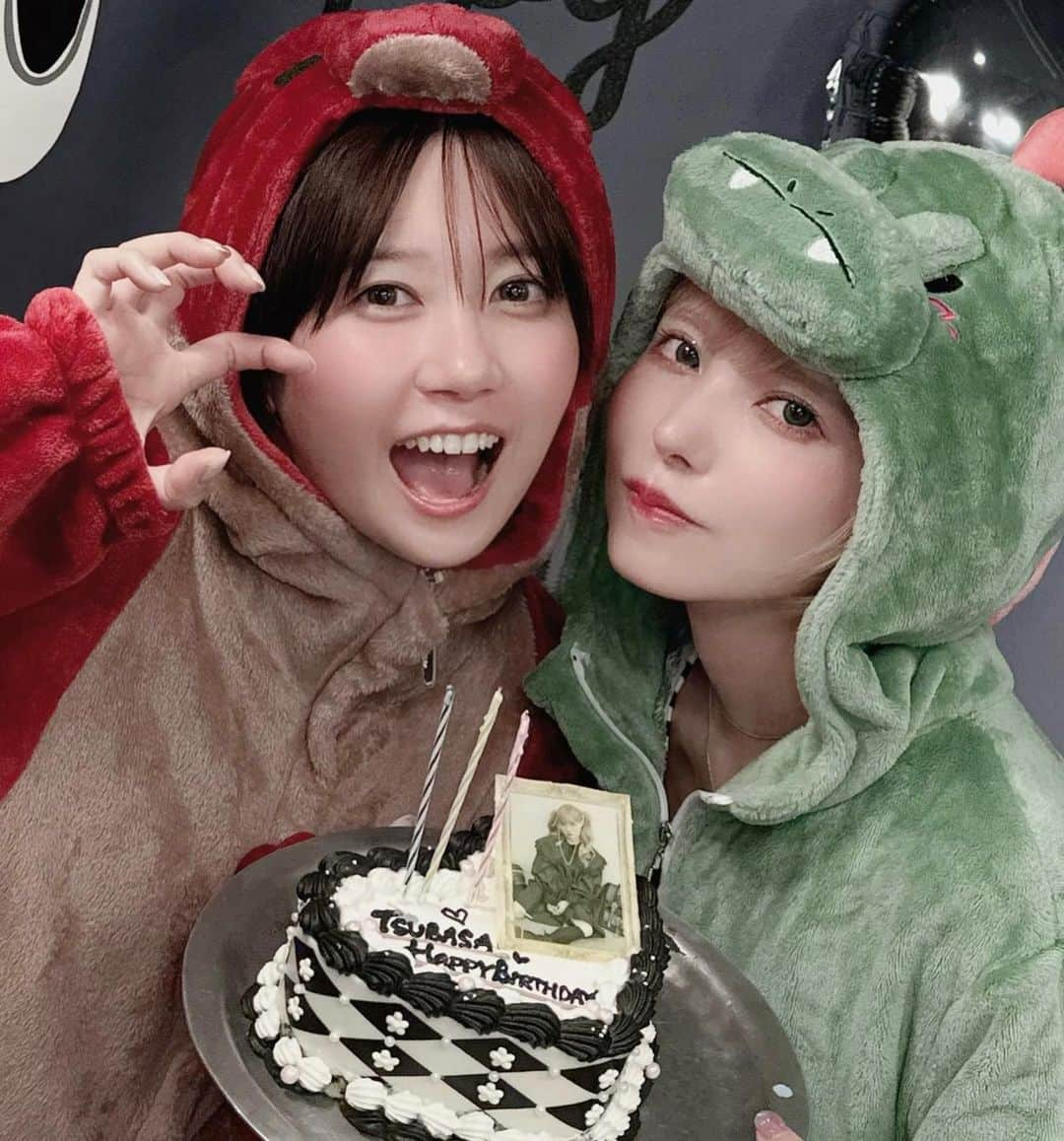 ゆきりぬのインスタグラム：「つばささんのお誕生日を皆でお祝いしたよー！ 皆で恐竜🦖のコスプレした笑 いつもつばささんにはお世話になりっぱなしなので、いつか恩返しできるようになったらいいなぁ✨  そして私この日親知らず抜きたてで顔腫れてます🦷」