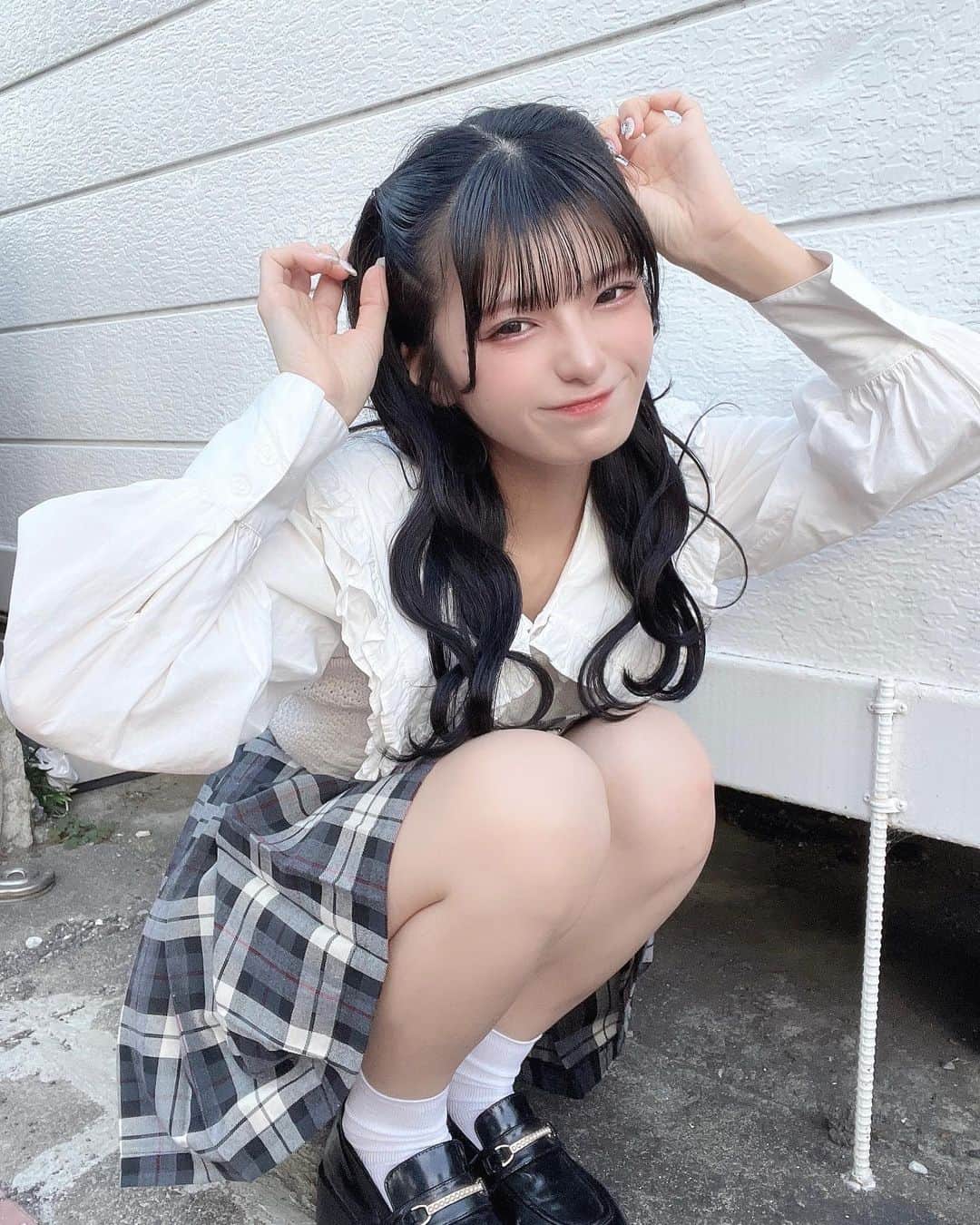 葉山かえでさんのインスタグラム写真 - (葉山かえでInstagram)「. . このスカート、むかしワロップ放送毎月やってたときによく履いてたスカートなんだよーーー気付いた人いた？🏫 . . #黒髪ロング #セルフアレンジ #japanesegirl #japaneseidol  #デートコーデ  #今日のコーデ  #いいね返し  #ootd #ootdfashion #outfit #instafashion #likesforlike #selca  #fashionstyle #likeforlikes #instagood #instalike  #暗髪カラー #透明感カラー  #오오티디 #코디스타그램 #骨格ウェーブ #アイドル前髪 #ブリーチなしカラー #プチプラコーデ #プチプラファッション #チェックスカートコーデ #ウェーブ体型 #プリーツスカートコーデ #淡色コーデ」10月14日 20時49分 - kae_de524