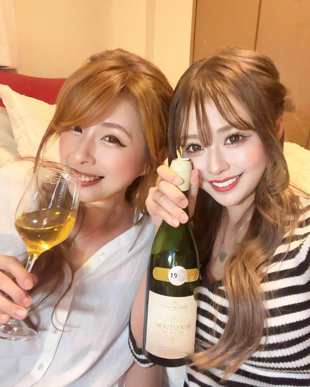 雨宮由乙花のインスタグラム：「🥂✨  遂に！ゆずがJKの時にプレゼントした ママの生まれ年ワイン 2人で飲んでみた♥︎  15歳の時に初任給であげたワイングラスで乾杯🎶感動〜🥲🫶🏻  喜んでくれてよかった♡ YouTubeお楽しみに😌✨️  #白ワイン #eggモデル」