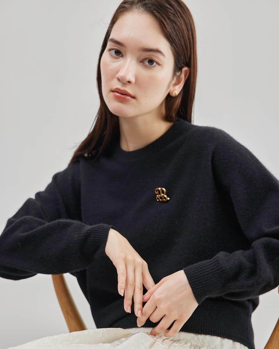 ロペのインスタグラム：「【KNIT COLLECTION 2023 WINTER】 ⁡ ROPÉ(ロペ)では2023年冬の主役ニットが揃います。 ⁡ 定番シンプルベーシックで使いたいニットから、 毛足の長い主役ニットまで豊富にラインアップ。 冬が待ち遠しくなる、お気に入りの1枚を見つけて。 ⁡ ▶ITEM ⁡ #GGM33260 カシミヤブレンド ドルマンクルーネックニット ¥17,600 (税込) ⁡ J'aDoRe JUN ONLINEでご購入いただけます。 ⁡ ⁡ ⁡ @rope_jp @jadorejunonline  #ニット #セーター #カーディガン #冬コーデ #冬カラー #ロペ #ROPÉ #ropejp」