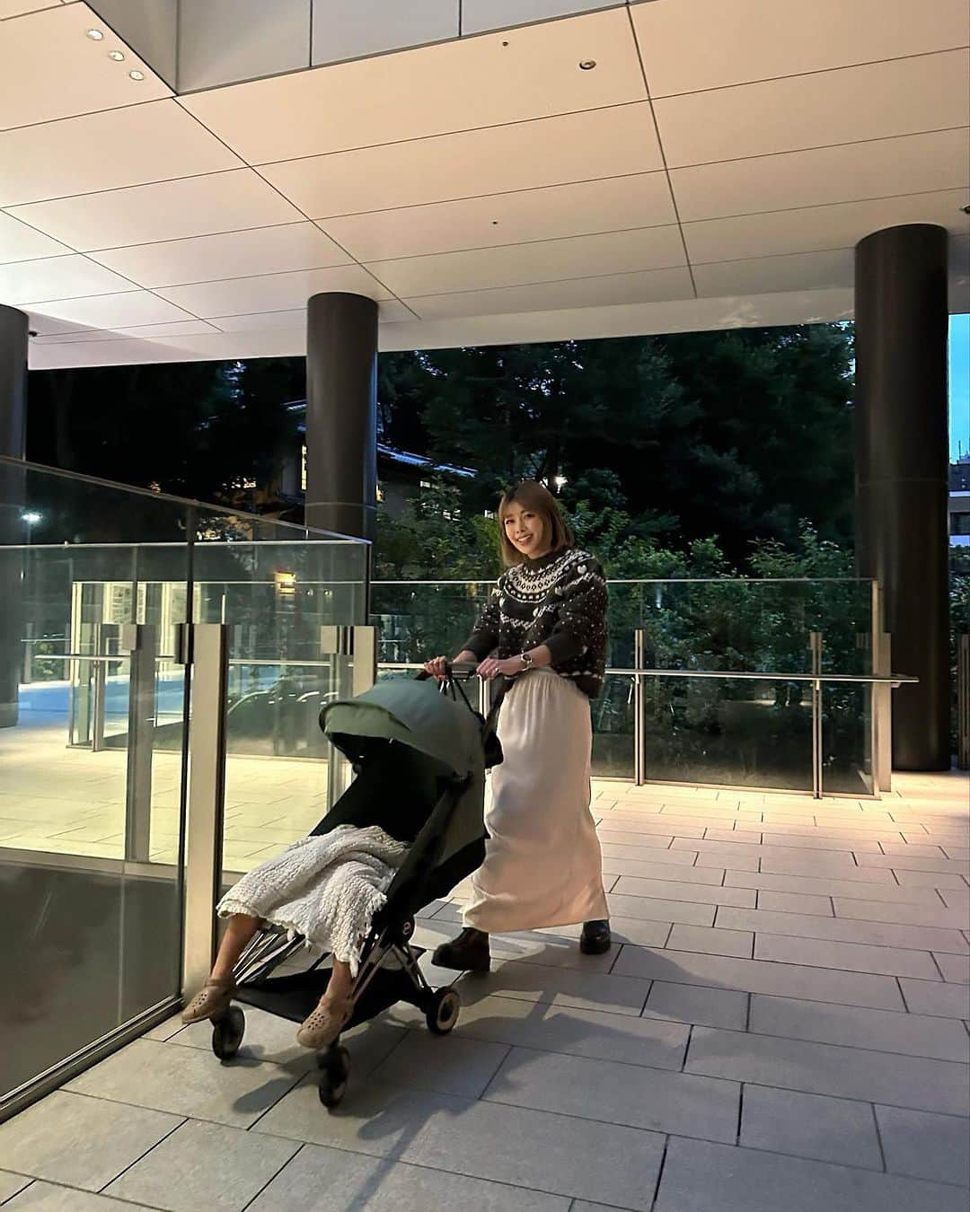 SEA ROOM LYNNさんのインスタグラム写真 - (SEA ROOM LYNNInstagram)「CYBEX PLATINUMライン 高い質感のコンパクトベビーカーのCOŸA(コヤ)を使用してみた感想。  うちは生まれてすぐにeプリアム その後、セカンドベビーカーでリベルを使用していました。  コヤはちょうど中間の使い心地👶 1カ月〜4歳まで使用できるから 生まれてからコヤ1台で十分なくらい万能🙌  【数秒でコンパクトに折りたたみ】  数秒で簡単に折りたたみが可能。  外出先でも素早く開閉ができます。 【キャリーハンドル付き】  移動に便利なキャリーハンドル付きなので、肩にかけて楽に持ち運ぶことができます。 【リクライニング機能】  シートリクライニング：4段階調節   フットレストリクライニング：3段階調節     お出かけ中に眠ってしまっても安心。シートをフラットにリクライニング。 【メッシュファブリックシート】  背面は抜群の通気性のメッシュファブリックシート。蒸し暑い夏や活発に活動する季節にも体温調節をしやすくします。  @cybex_global  @cybex_japan   #CYBEX_PR #CYBEX #サイベックス #coya」10月14日 20時44分 - azuuusay