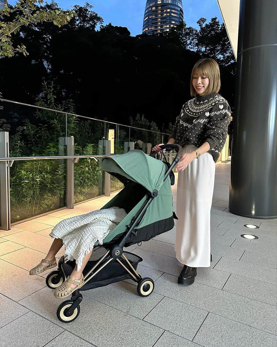 SEA ROOM LYNNさんのインスタグラム写真 - (SEA ROOM LYNNInstagram)「CYBEX PLATINUMライン 高い質感のコンパクトベビーカーのCOŸA(コヤ)を使用してみた感想。  うちは生まれてすぐにeプリアム その後、セカンドベビーカーでリベルを使用していました。  コヤはちょうど中間の使い心地👶 1カ月〜4歳まで使用できるから 生まれてからコヤ1台で十分なくらい万能🙌  【数秒でコンパクトに折りたたみ】  数秒で簡単に折りたたみが可能。  外出先でも素早く開閉ができます。 【キャリーハンドル付き】  移動に便利なキャリーハンドル付きなので、肩にかけて楽に持ち運ぶことができます。 【リクライニング機能】  シートリクライニング：4段階調節   フットレストリクライニング：3段階調節     お出かけ中に眠ってしまっても安心。シートをフラットにリクライニング。 【メッシュファブリックシート】  背面は抜群の通気性のメッシュファブリックシート。蒸し暑い夏や活発に活動する季節にも体温調節をしやすくします。  @cybex_global  @cybex_japan   #CYBEX_PR #CYBEX #サイベックス #coya」10月14日 20時44分 - azuuusay