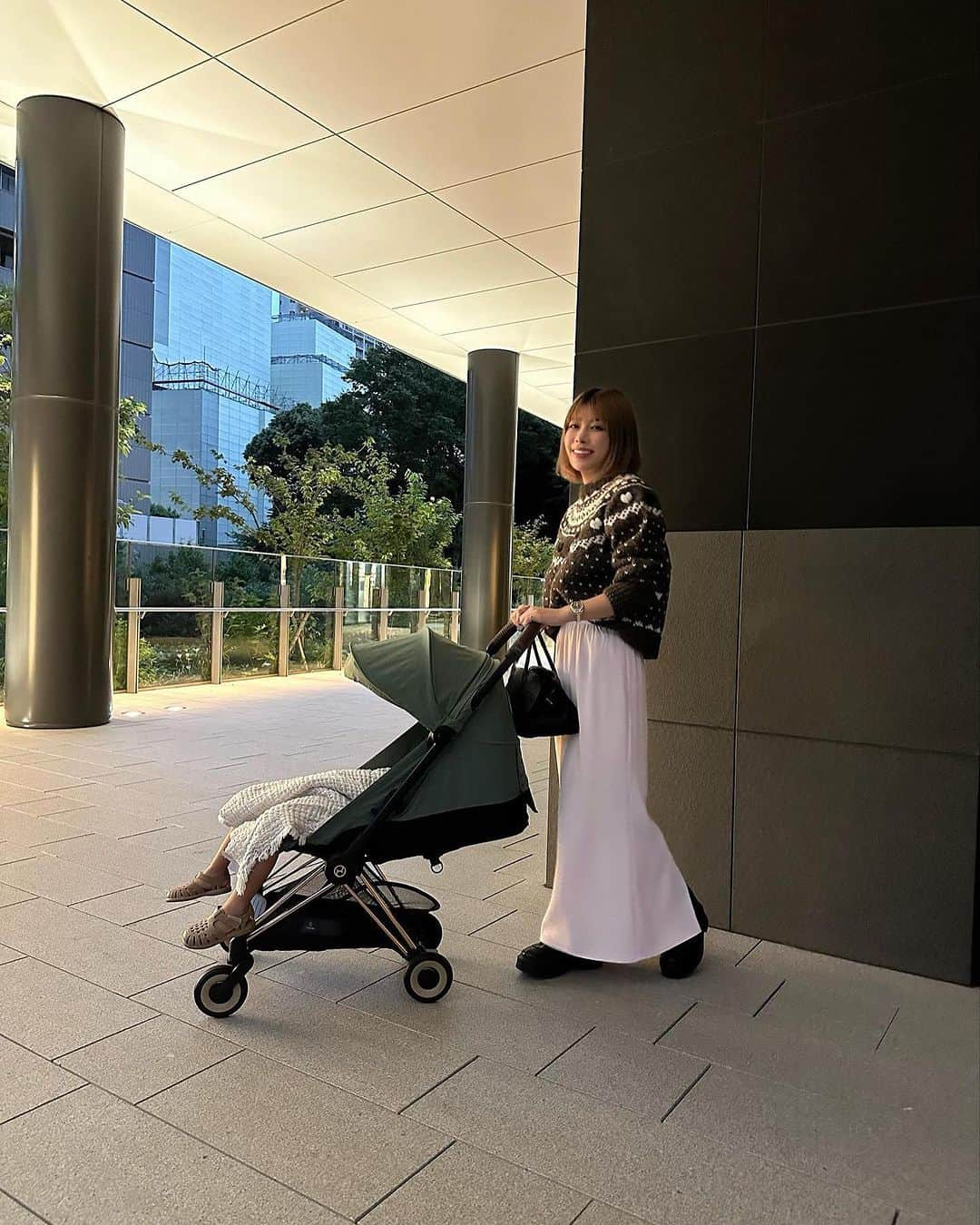 SEA ROOM LYNNさんのインスタグラム写真 - (SEA ROOM LYNNInstagram)「CYBEX PLATINUMライン 高い質感のコンパクトベビーカーのCOŸA(コヤ)を使用してみた感想。  うちは生まれてすぐにeプリアム その後、セカンドベビーカーでリベルを使用していました。  コヤはちょうど中間の使い心地👶 1カ月〜4歳まで使用できるから 生まれてからコヤ1台で十分なくらい万能🙌  【数秒でコンパクトに折りたたみ】  数秒で簡単に折りたたみが可能。  外出先でも素早く開閉ができます。 【キャリーハンドル付き】  移動に便利なキャリーハンドル付きなので、肩にかけて楽に持ち運ぶことができます。 【リクライニング機能】  シートリクライニング：4段階調節   フットレストリクライニング：3段階調節     お出かけ中に眠ってしまっても安心。シートをフラットにリクライニング。 【メッシュファブリックシート】  背面は抜群の通気性のメッシュファブリックシート。蒸し暑い夏や活発に活動する季節にも体温調節をしやすくします。  @cybex_global  @cybex_japan   #CYBEX_PR #CYBEX #サイベックス #coya」10月14日 20時44分 - azuuusay