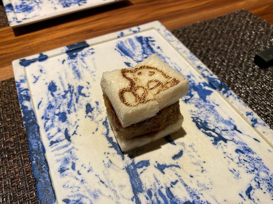 YU-RIさんのインスタグラム写真 - (YU-RIInstagram)「くまさんの実験室🐻‍⚗️🔬🧪  📍麻布 kumasan / 麻布十番  ずっと気になってたくまさん♡⃛ 個室に入った瞬間可愛すぎてテンション上がった( ◜ω◝ )♡  メニューが暗号すぎて、待ってる時間も色々考えたり楽しかった🥰  食べきれなかったごはんはお土産にしてくれたんだけど、そのお土産もくまさんの可愛い袋に入ってて最高🥹 くま〜🐻‍♡⃛  美味しかったし、結構ボリュームがあって お腹いっぱいになった૮ * ᐕ)っ  #kumasan#麻布#割烹料理#肉#麻布十番#麻布十番グルメ#港区グルメ#東京グルメ#肉割烹#港区割烹#食べログ#肉食女子#コスパ#東京#tokyo#Japan#azabujuban」10月14日 20時45分 - yu_uri.12