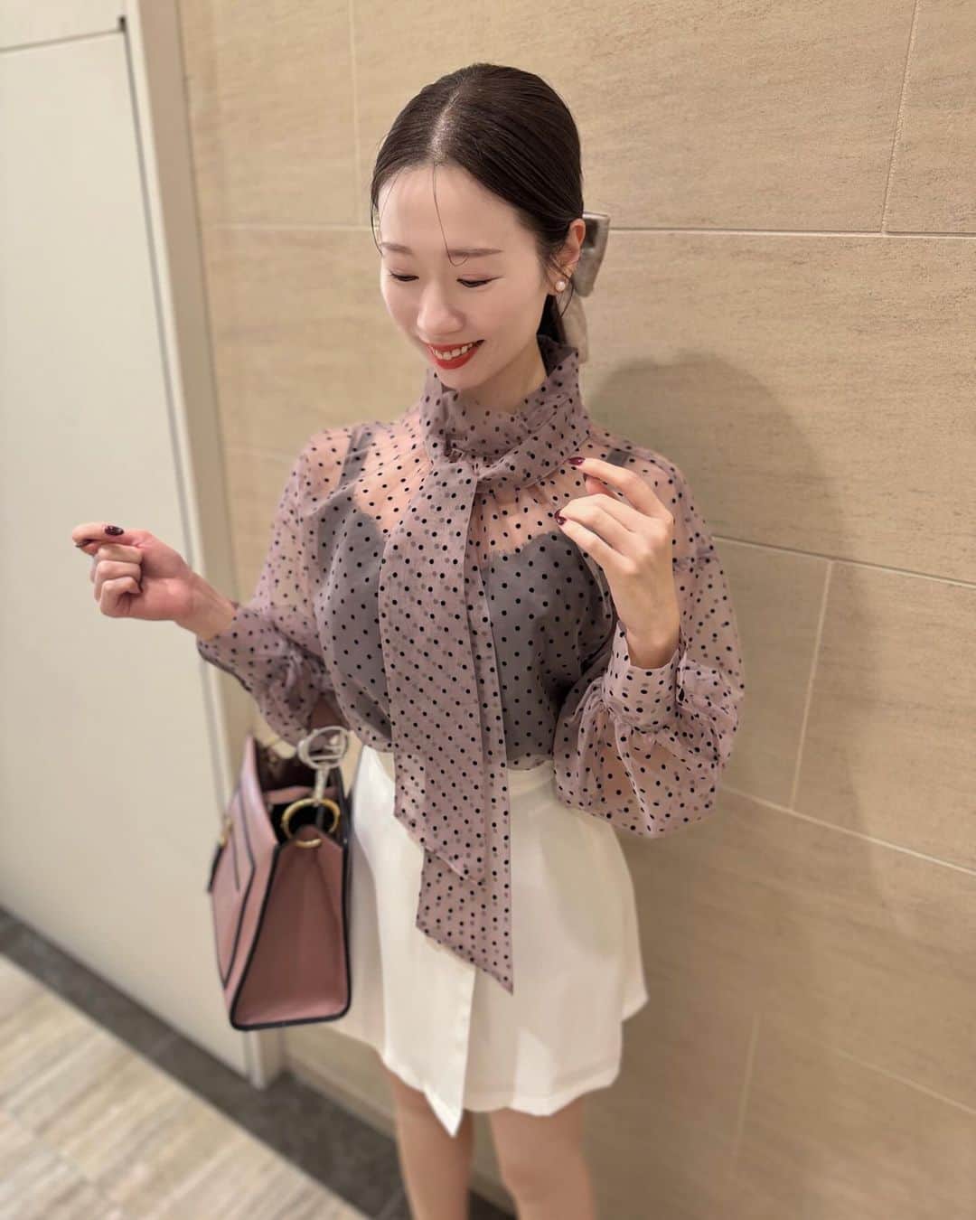 寿春花果のインスタグラム：「ふわっとブラウスにタイトヘア🎀 フロント部分は艶を出しながらタイトにしながらも、後ろは髪に負担がかからないように優しく１つくくり♡  髪のためにも1週間のうち半分はコテを使わないスタイルで過ごそう☺️☘️  この日はサロハナ会員様とののパーソナル同行ショッピングでした🛒 この日の詳細はブログにて♡  着ていたらいつもお褒めいただくお洋服♡この日のコーデは @akiki_2015 👗  #ヘアケア#ヘアアレンジ#コーディネート」