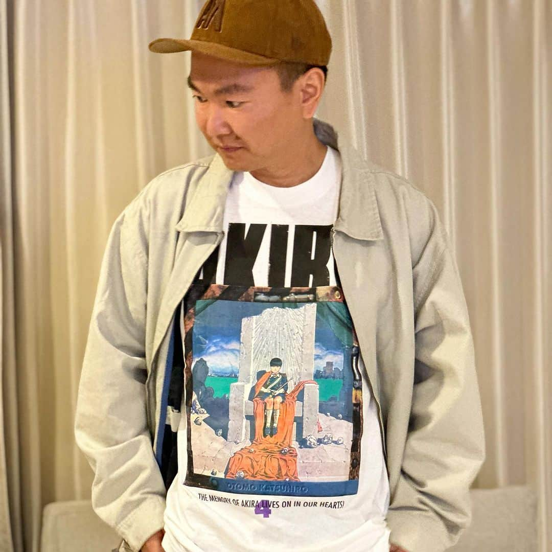 山内健司（かまいたち）さんのインスタグラム写真 - (山内健司（かまいたち）Instagram)「。 今日は久々に早く家に帰れた  能力以上の動きをした反動で今、身体がズタボロです😂  外でインスタ写真を撮る隙がなかったので、またお家で🦖  今日はAKIRA Tシャツ🚗ヤンマガタグ🏷️  これはめちゃくちゃ前のTシャツでデッドストックだとプリントの匂いがめちゃくちゃするって聞いてたので、覚悟して買ったけどめちゃくちゃ匂いがする😂😂😂  家で洗濯3回してからクリーニング出して匂い落とすオプションみたいなのつけてやったけど、それでも匂いがしてました😱😱😱  やはりgiantタグのAKIRA Tシャツを狙いたいところです🚴‍♀️  アウターはOLD GAP  前のとはまだ違うやつ🤣これも6000円くらいで買った👊  Tシャツ高くてアウター安いという謎の現象😂😂😂  キャップはahmurderz✋  2枚目のデコ写りは次男😂  家で移動する時は常に走って移動する次男😂  #ヴィンテージTシャツ #ahmurderz #akira  #oldgap」10月14日 20時51分 - sneakerkenji0117