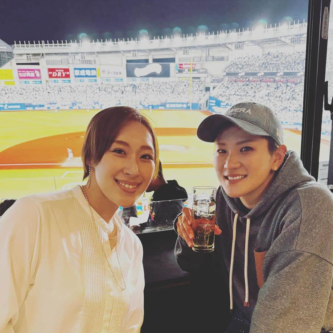 成田美寿々のインスタグラム：「ついに！！！ 2017年に出会ってから もう親友と言っていいくらい仲良くなったしい様。 先日、宝塚歌劇団を卒業し 初めて！！ようやく！わたしのInstagramに登場してくれました😎👍👍　 野球が大好きで、歌がうま過ぎて超美人な わたしの大好きな人🤩！！ 皆様これからも応援よろしくお願いします！ セット販売も受け付けますので テレビ局の皆様、いかがでしょうか？🥺🥺 、 、 #和海しょう #宝塚歌劇団 #花組 #元宝塚歌劇団  #ゴルフ #ゴルフ女子 #ゴルフスイング #ゴルフ初心者  #ゴルフスイング動画  #ごるふ女子 #ゴルフコーデ #ゴルフファッション #ゴルフレッスン #レッスン動画」