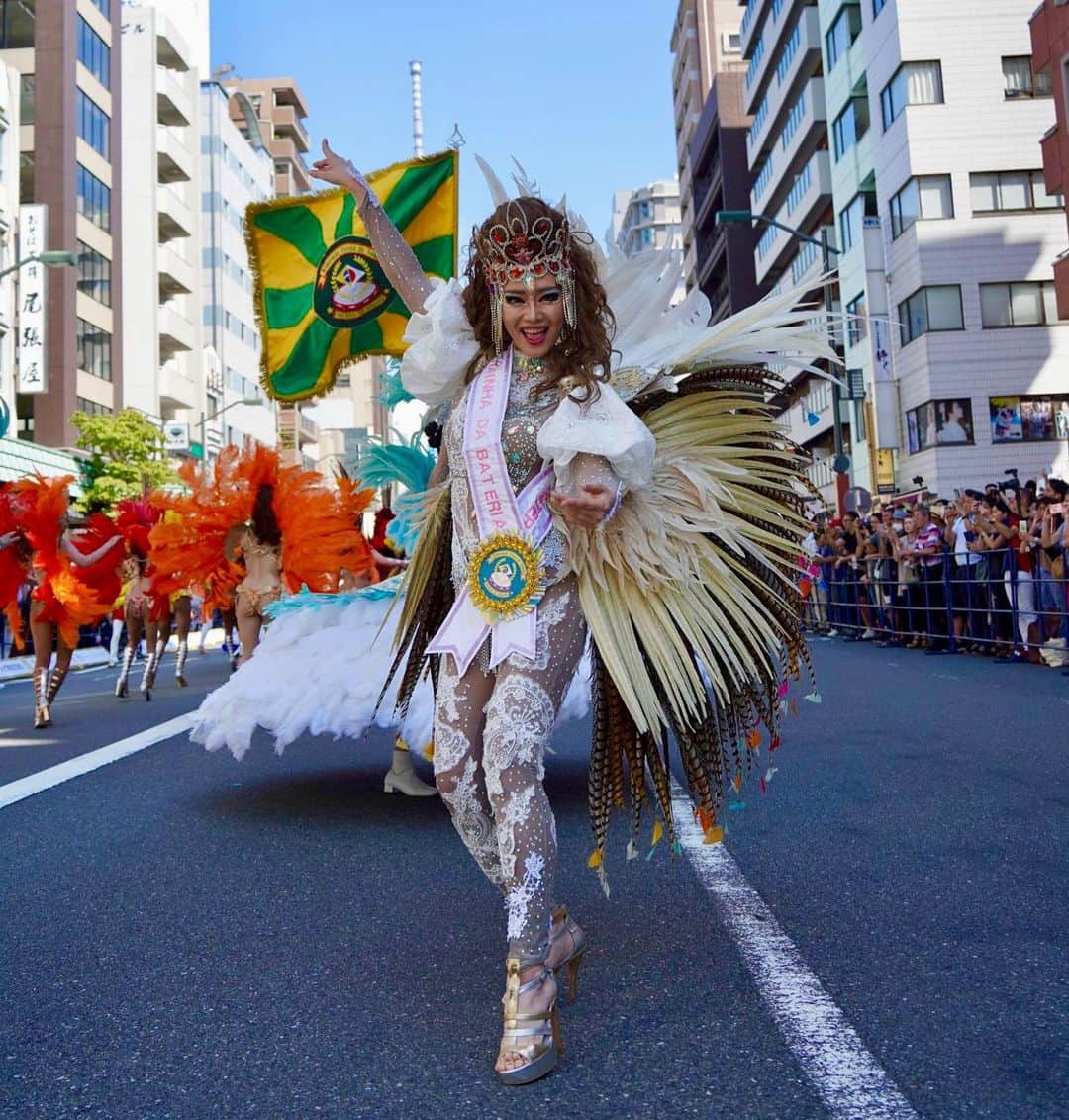 工藤めぐみのインスタグラム：「お写真　1/3 📷🌟  Carnaval no Japão 🇯🇵🇧🇷✨ ． 浅草サンバカーニバル🌟  私が学生の頃から出演させて頂いています 我がフェジョン・プレットの友好チーム ウニドス・ド・ウルバナさんで Rainha da bateria👑（楽器隊の女王） を務めさせて頂きました❣️  待機の時に既に熱中症になる程の猛暑でしたが 無事に全員が笑顔で終われて良かったです☺️☀️ ． 観に来て下さった皆さま。 全ての関係者の皆さま。  ありがとうございました🥰 ． Photo by ドリー❤️ ． ドリーさんに撮って頂いたお写真 ３枚続けて投稿させて頂きます〜❣️ ． ． ．  #rainhadabateria  #フェジョンプレット  #サンバ #工藤めぐみ」
