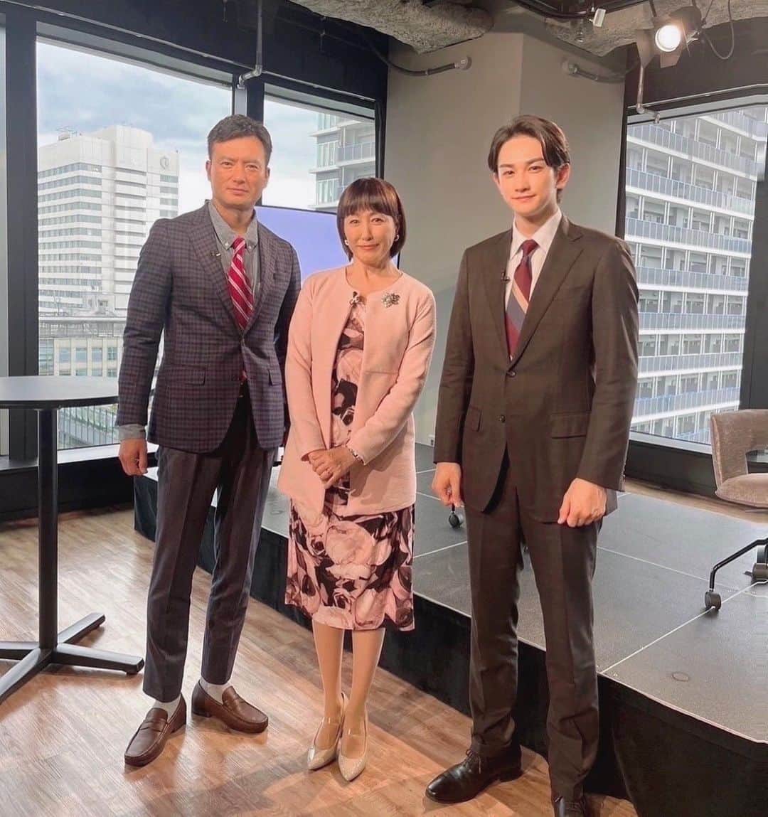 高島礼子のインスタグラム：「おふたりとも、背が高い😳 徳重さんとは、久しぶりで、お母さんだったり兄弟だったり、今回は敵同士 今回、滅多に着ないピンクの衣装にドキドキ たまには、いいですね🫶  #WOWOWドラマ #徳重聡さん #町田啓太さん」