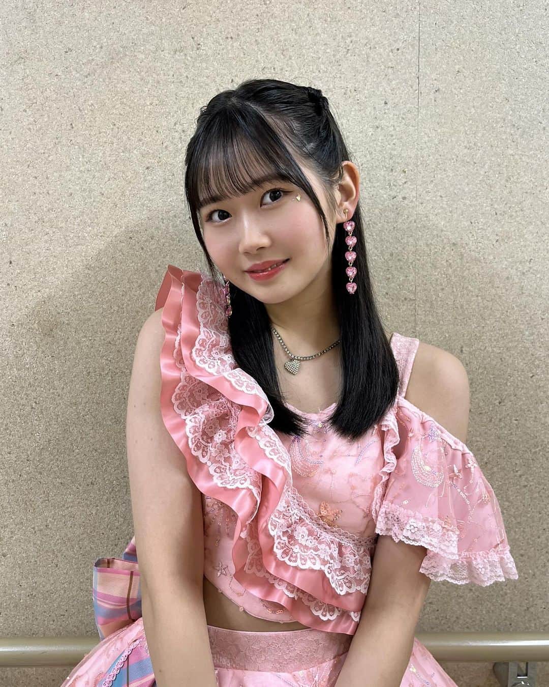 のインスタグラム：「・ 大阪公演ありがとうな♡  ピンク衣装可愛い🩰🎀🌷  #モーニング娘23  #morningmusume  #岡村ほまれ  #ほまたん #ほまたん優勝  #大阪  #コンサート  #アイドル衣装」