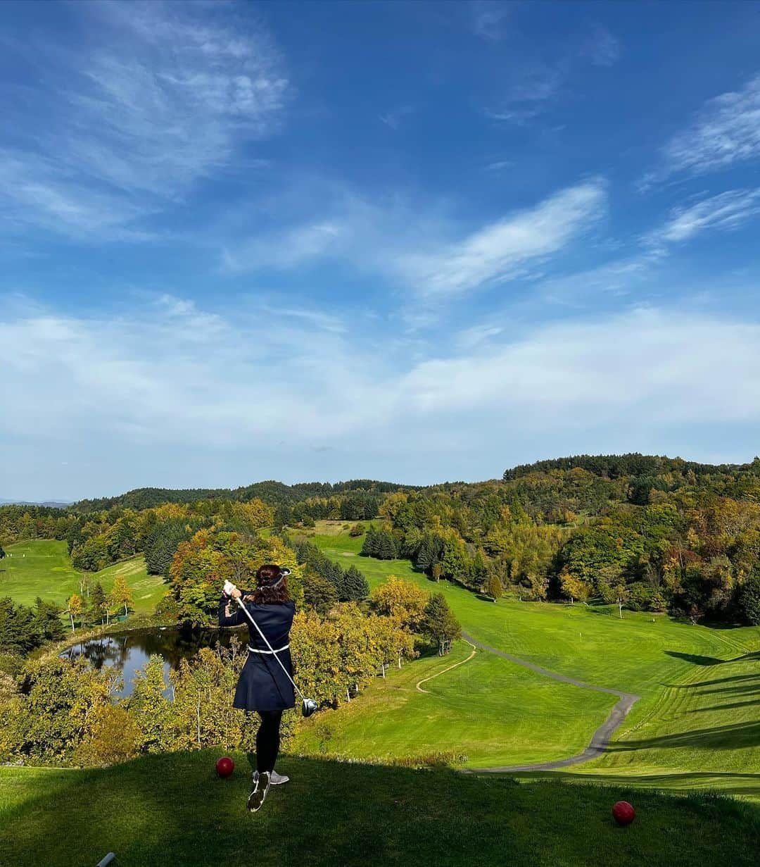 佐藤彩のインスタグラム：「秋色ゴルフ🏌️‍♀️  色付く木々の中でのラウンド 楽しかったなぁ☺️✨  お天気も良くてゴルフ日和でしたが… ベストスコアは出なかった！笑笑  . 次の予定はないし… きっとこれが今シーズンラストになっちゃうのかな😣  今年一緒にまわってくださった皆さん 初心者の私に付き合ってくださり ありがとうございました🥹  シーズンオフも練習頑張るので！ 来年も行けますように🏌️‍♀️✨  #ゴルフ #ゴルフ場 #ゴルフ場の景色 #秋色 #紅葉 #ゴルフ女子 #ゴルフウェア #お気に入り #ゴルフ初心者 #エンジョイゴルフ #日々精進」