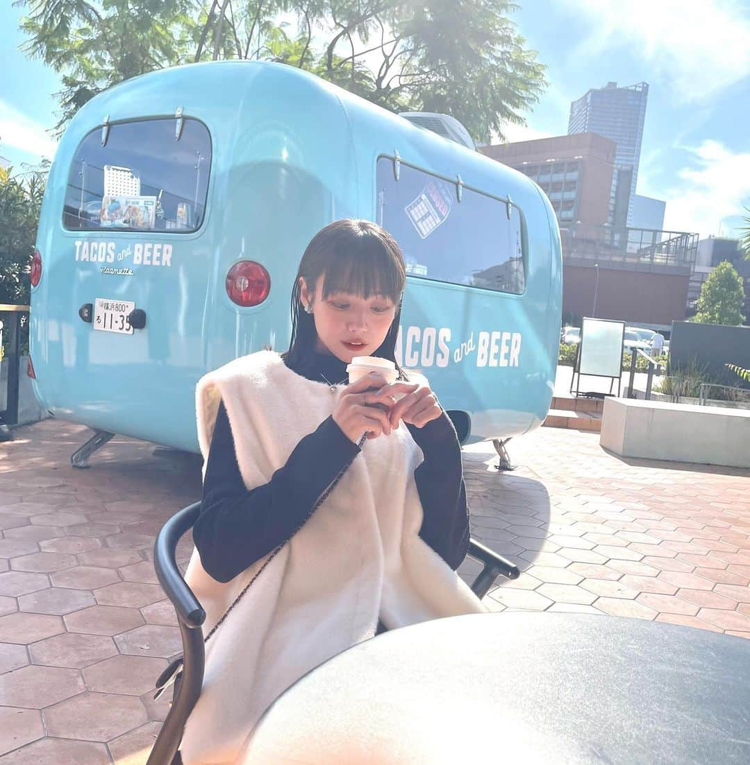 寺田真珠さんのインスタグラム写真 - (寺田真珠Instagram)「朝活してきました  朝活だいすき  しかもこの日天気抜群に良くて、 外で飲むコーヒーが美味しすぎた☕︎  癒されたい  #みなとみらい #横浜 #おすすめスポット #神奈川県 #朝活 #朝活カフェ #starbucks #スタバ #スターバックス #ハニーウーロンティーラテ #ノンカフェイン #癒される #uniqlo #ユニクロ #ニット #ハイネックニット #ハイネックコーデ #ハイネック #ファーベスト #ファーベストコーデ #heather #ヘザー #秋服 #秋服コーデ #秋 #秋コーデ #秋服 #黒白コーデ #japan #yokohama #minatomirai」10月14日 20時55分 - shinju_terada