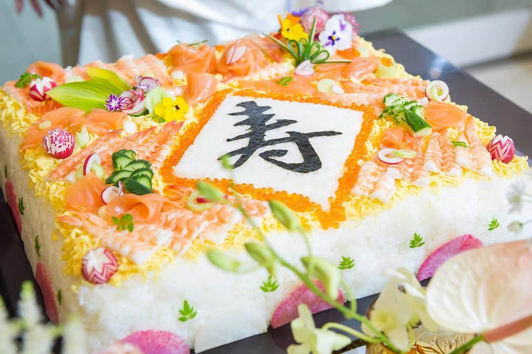 アクアデヴュー佐賀スィートテラスのインスタグラム：「【ちらし寿司入刀🍣】  結婚式では王道のケーキ入刀を おふたりならではのオリジナリティ溢れる演出に！！✨  －－－－－－－－－－－－－－－－－－ ⁡フェアのご予約・卒花レポートは  ▷ 会場見学・フェアの予約 ▷ スタッフブログ ▷ 結婚式レポート ▷ 特典・料金プラン ▷クチコミ情報 は ︎︎  【@aquadebutsaga】のTOPページ 【lit.link/aquadebutsaga】を要チェック︎︎︎︎✔ ⁡ －－－－－－－－－－－－－－－－－－ ⁡ #アクアデヴュー佐賀スィートテラス#ナチュラルウエディング#ガーデンウェディング#佐賀結婚式#佐賀結婚式場#福岡結婚式#式場レポ#式場見学#結婚式レポ#挙式レポ#佐賀花嫁#日本中のプレ花嫁さんと繋がりたい#ブライダル#ブライダルフェア#コロナ禍の結婚式#結婚式準備#くふう婚#卒花#プレ花嫁オリジナルウェディング#カラードレス#ウェディングドレス#バイト#ファーストバイト#ちらし寿司#ちらし寿司入刀」