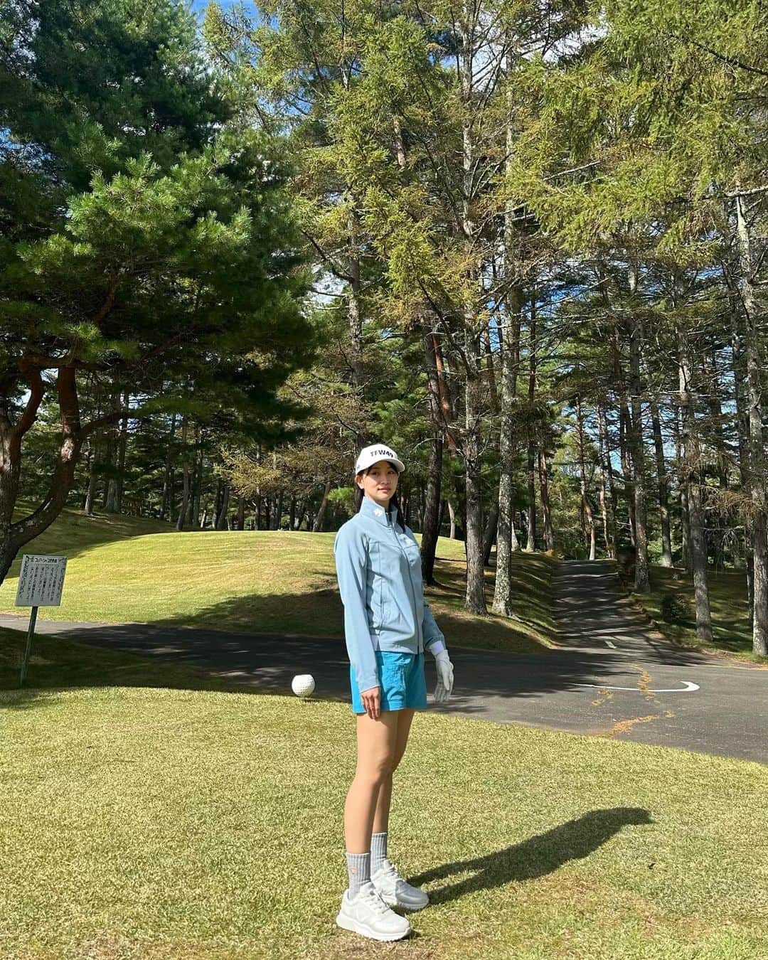 のインスタグラム：「長野県佐久市でゴルフでした⛳️  スコアは111 いつも通り😂  そして、私が表紙を務めた旅色がフリーペーパーになって長野県佐久市に置いてあるよ💫」