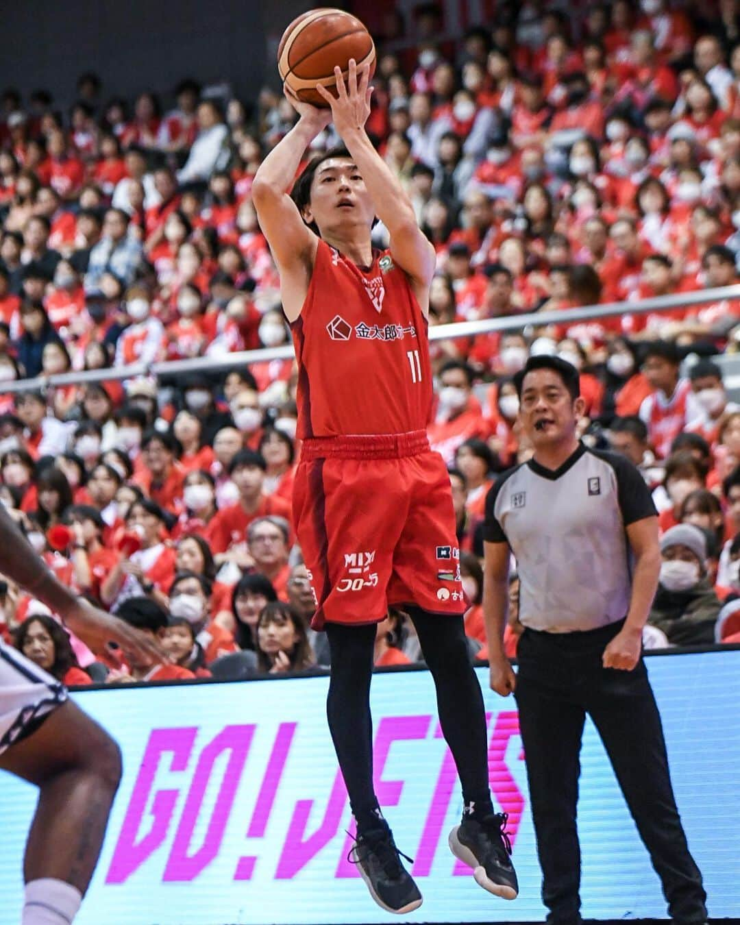 千葉ジェッツさんのインスタグラム写真 - (千葉ジェッツInstagram)「試合風景|ω･)📸  B.LEAGUE2023-24 vs.信州  🏀試合終了🏀 千葉J 97-83 信州  #祝 #レギュラーシーズン #初勝利 #明日も頑張ろう✊ #chibajets #Bリーグ #千葉ジェッツ #バスケ #basketball #portrait  #photograph #ジェッツ写真部 #レンズ越しの世界 #応炎 #ありがとうございました✨️」10月14日 20時56分 - chibajets_official