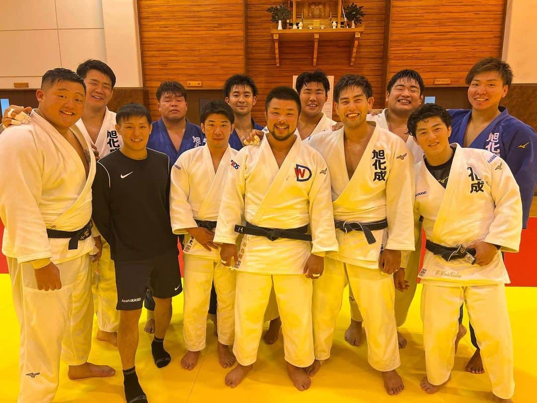 小林悠輔のインスタグラム：「. 久しぶりに延岡に行ってきました。 チームを離れても温かく受け入れていただき ありがとうございます！ この道場に来ると仲間と切磋琢磨したことを思い出す。  旭化成柔道部は素晴らしいチームです。 @asahikasei_judo」