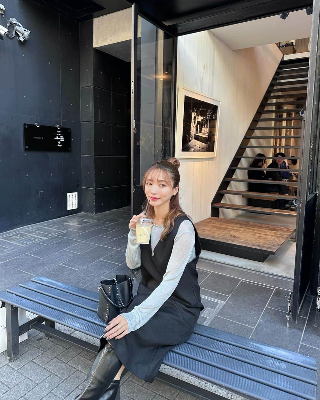YUKIKOのインスタグラム：「. この前のカフェコーデ☕️ @ur_rosso のワンピースに zaraのラメトップス🤍  このワンピース10/15ZOZOTOWNでクーポン出るよ🫶🏻 ニット合わせも絶対可愛い🧶 秋冬はロングブーツ合わせがお気に入り🤍  #pr #urbanreserchrosso #アーバンリサーチロッソ #秋コーデ #ワンピースコーデ」