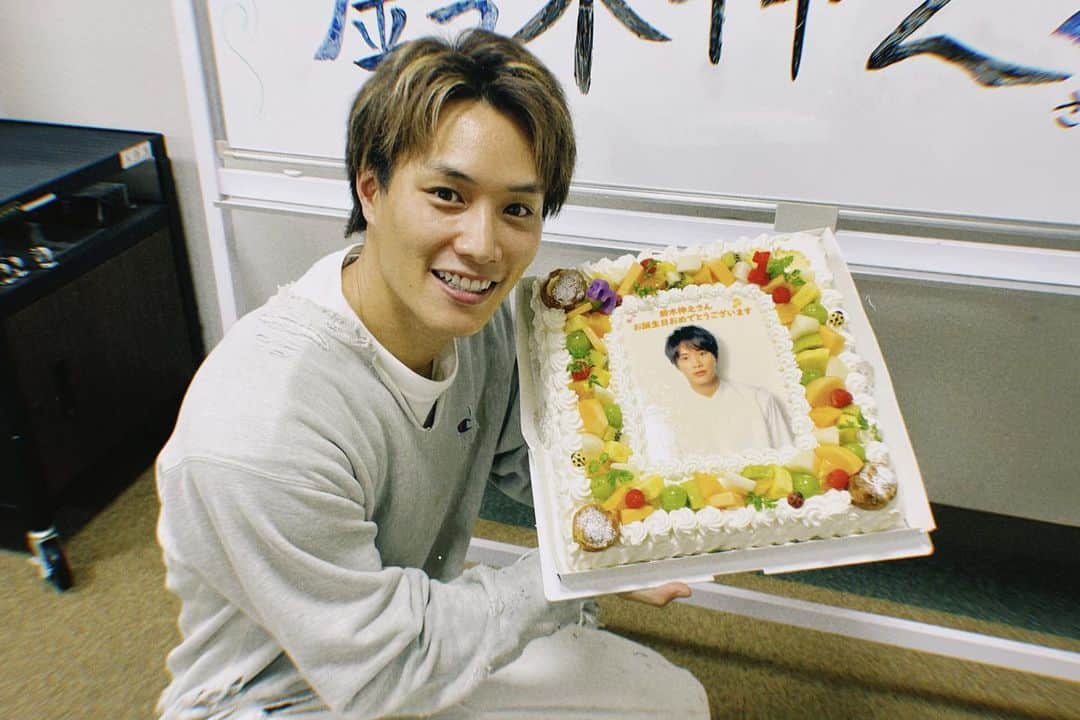 鈴木伸之のインスタグラム：「. 本日私事ですが.. 31歳の誕生日を迎えました。 皆さん本当にいつもありがとうございます♡  未熟なボクですが これからも日々精進して 笑顔の多い活気溢れる1年に 必ずしたいと思います✨✨  一つ一つこれからの作品。 大切に取り組んでいきます‼️  いつも優しく温かく応援して下さる皆さんのおかげで気持ちよく誕生日を迎えられています。 本当にいつもありがとうございます。 活動を通して少しでも皆さまに寄り添える存在になれるように日々過ごしていきたいと思います✌️  今年一年も宜しくお願いします‼️  そんな今日は 福岡女学院大学学園祭 葡萄祭にお邪魔してきました😊 温かい空間にお祝いの動画とメッセージ…㊗️🎥 大きなケーキまで..🥰 ありがとうございました🍰‼︎ 最高の誕生日になりました✨」