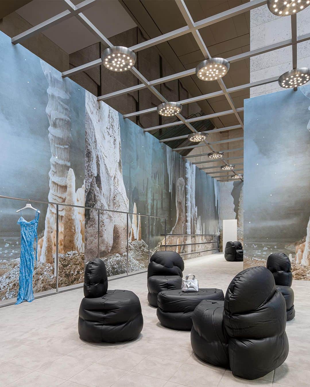 のインスタグラム：「Introducing the #AcneStudios Chengdu pop-up store at IFS Chengdu. Walls are adorned with cave-like paintings, reminiscent of the set of our FW23 menswear shoot. #MaxLamb’s furniture takes centre stage, illuminated by @BenoitLalloz’s lights.  Come say hi!」