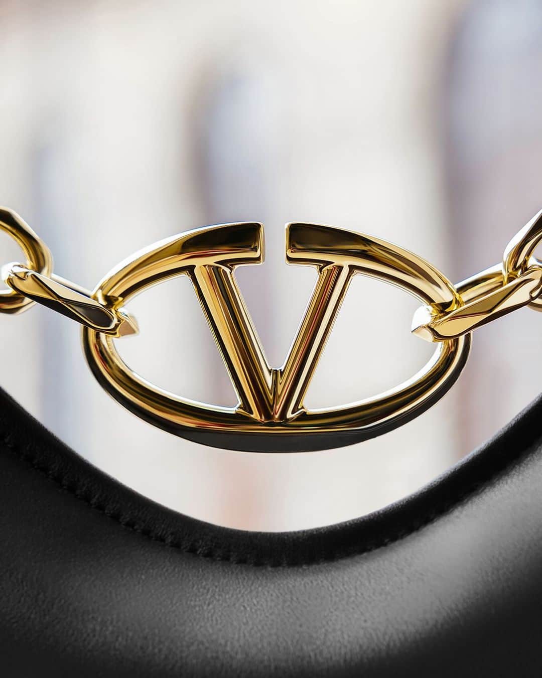 Valentinoのインスタグラム：「Shop the Maison's newest silhouette, the #VALENTINOGARAVANI #VLogoMoonBag, revealed on the runway, now available online and in boutiques.​ ​ #ValentinoLÉcole​」