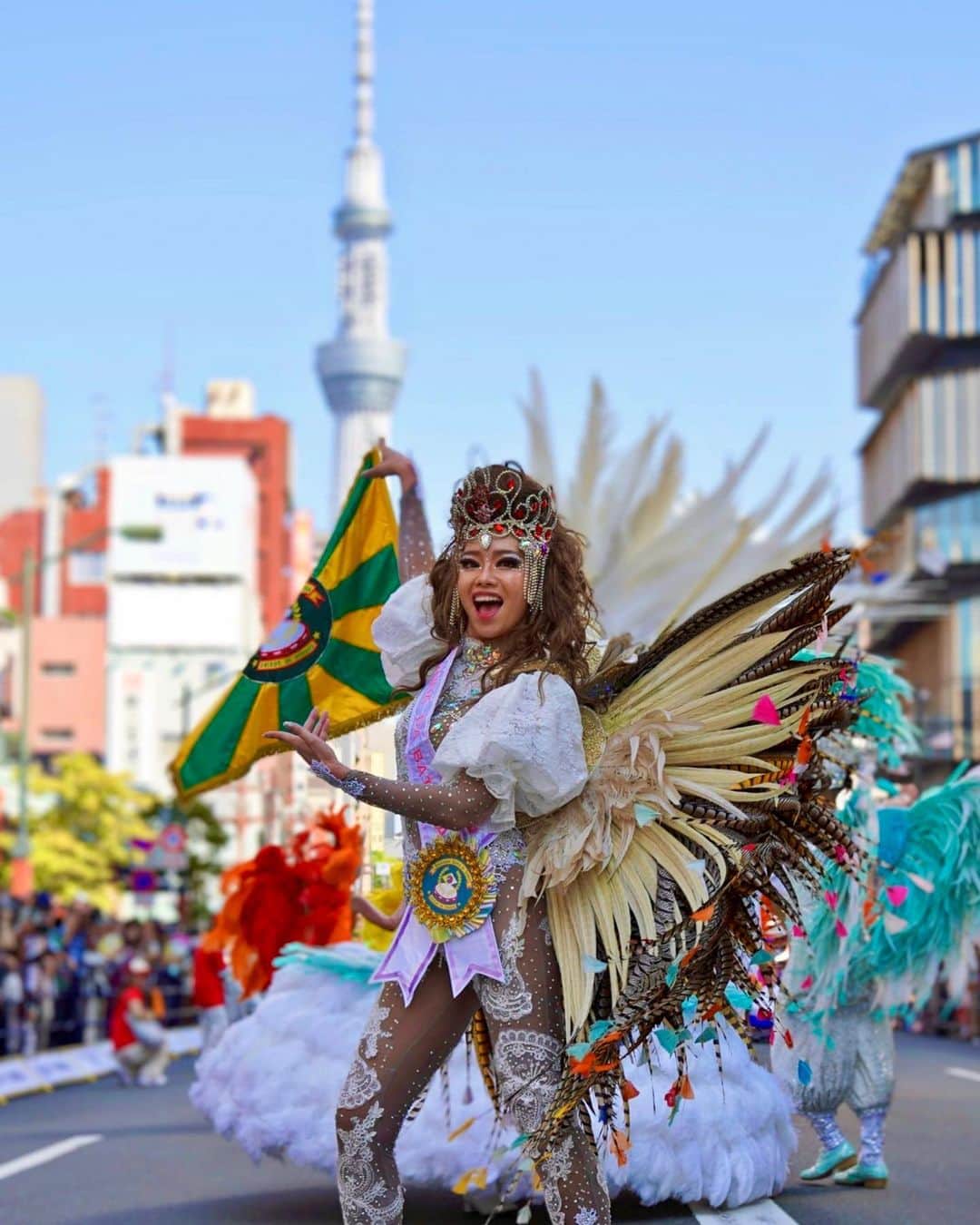 工藤めぐみのインスタグラム：「お写真　3/3 📷🌟  Carnaval no Japão 🇯🇵🇧🇷✨  スカイツリーと💫  それにしても、楽しそうに踊るお写真を沢山 撮って頂けて幸せです☺️🙏💞  ドリーさん📷 本当にありがとう〜🥰 ． ． ． #rainhadabateria  #フェジョンプレット  #サンバ  #工藤めぐみ」