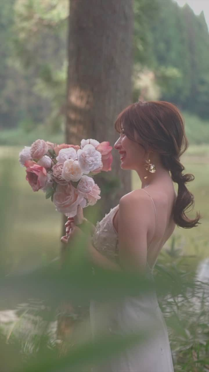 りこのインスタグラム：「wedding photo 🪄  人生初のウェディングフォト⸝⋆ 小さい頃からの夢がまたひとつ叶った😌  綺麗なドレスを沢山着て、素敵に撮って貰えて 幸せすぎる時間でした🥲♡  この日のYouTubeは明日アップします✨  #wedding #weddingphotography #weddingdress #weddinginspiration #photography  #japan #ウェディング #ウェディングフォト」