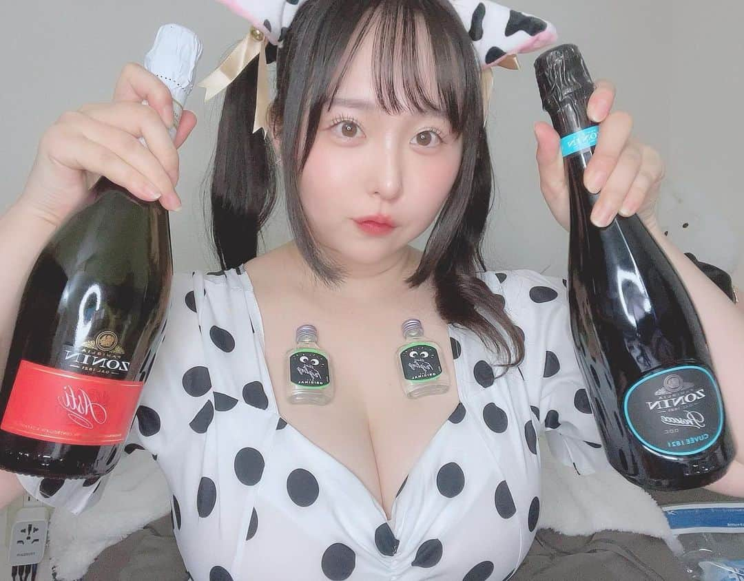 上田ミルキィさんのインスタグラム写真 - (上田ミルキィInstagram)「生誕前祝い飲酒タライブありがとうございました~🍾✴︎ .。  投げ酒もほんとうにありがとう😭💕  久々にたっぷり飲めて幸せでした🥂🫧 おやすみ〜🐮🌃💤」10月14日 21時07分 - milky.ueda1023