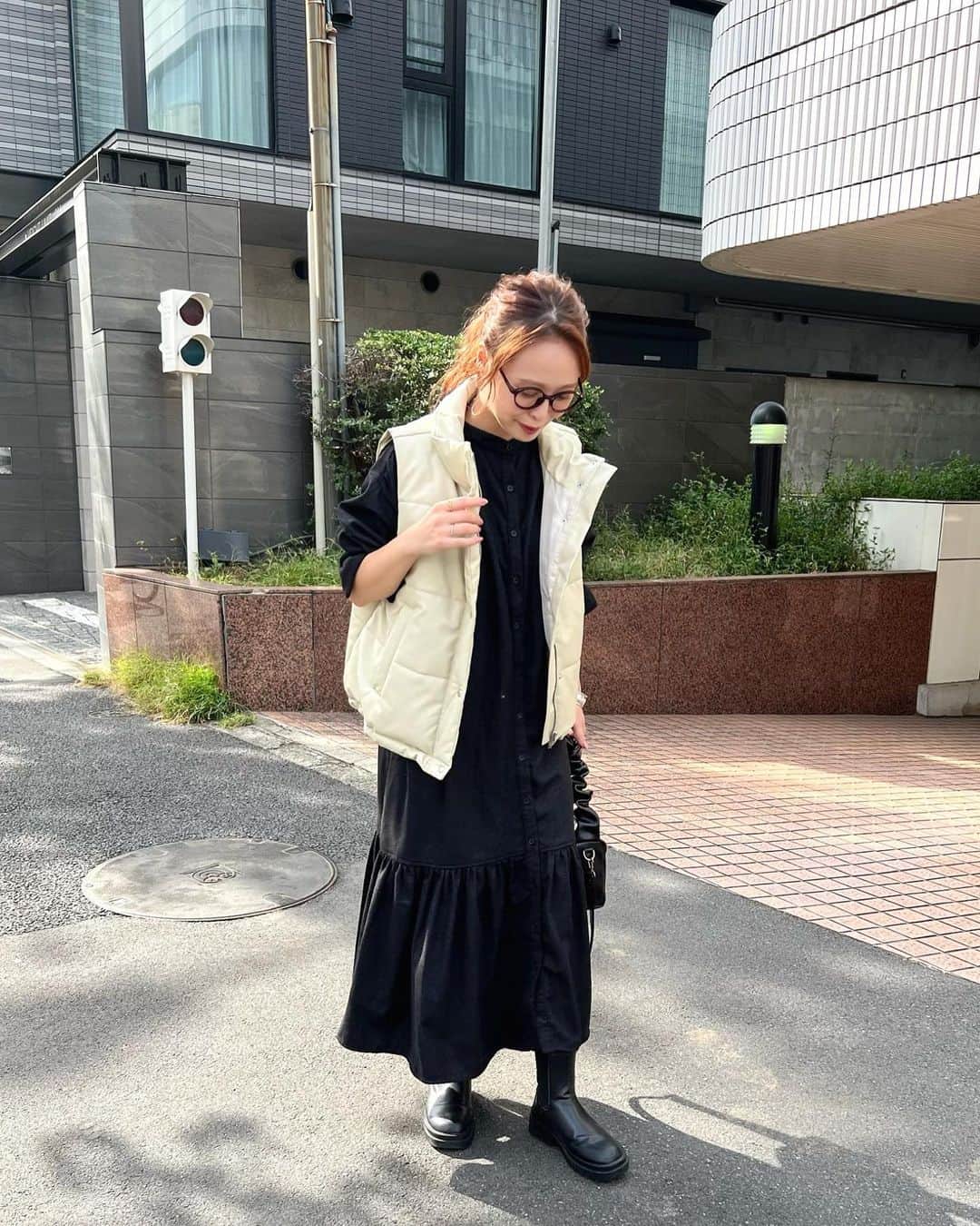 のインスタグラム：「𓂃𓈒𓏸︎︎︎︎ ❤︎ ⁡ 撮影終わりだったから ヘアアレンジしてもらった(*ˊᵕˋ*) ⁡ シンプルなワンピースに ベスト羽織るだけで今年っぽくなる🤎 ⁡ ⁡ onepiece： @ecrire.jp  vest： @remit___official  bag： @jeudi.closet  boots： @grl_official  ⁡ ⁡ 今日は夕方から友達と会って ショッピングしたりご飯食べたりして 今はカフェでのんびり過ごしてる☕️ ⁡ ⁡ #PR #mai___fashion #mai___code #コーデ #コーディネート #fashion #ファッション #カジュアル #カジュアルコーデ  #大人カジュアル #大人女子 #大人可愛い #きれいめカジュアル #カフェ #都内カフェ巡り #カフェ巡り #秋コーデ #zozo #zozotown #remit #ブラウンコーデ #ブラウン #ワンピース #ベストコーデ #ベスト #フェイクレザー」