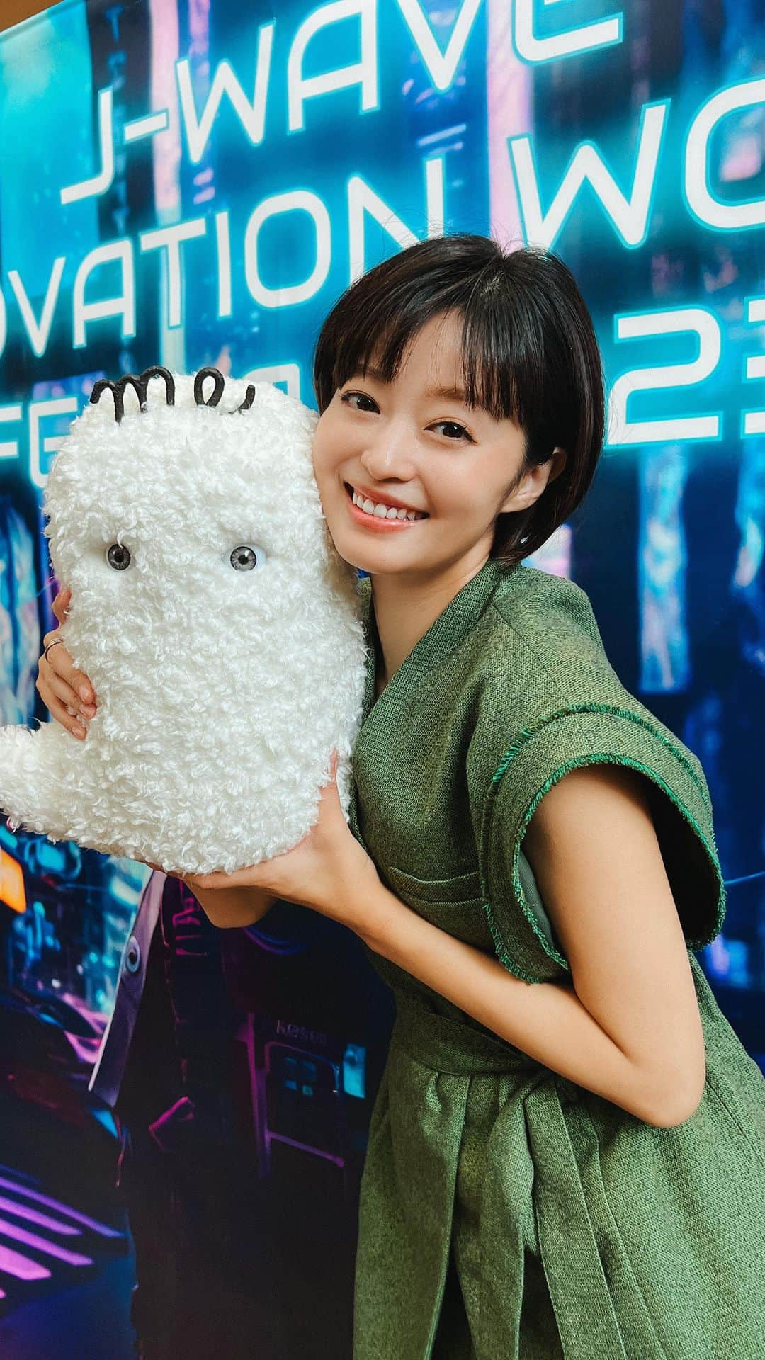 小林涼子のインスタグラム：「😎  J-WAVE INNOVATION WORLD FESTA 2023 TECH CAMP ステージC 「社会はもっと優しくなれる！ ソーシャルグッドなアクションのデザイン計画」 にてモデレーターを務めさせていただきました！ 初めてのモデレーターで緊張でクラクラしたけど 皆さまのおかげで無事ステージを終えることができました🥰  ご来場いただいた皆さま そして、外所さん、西側さん、スタッフの皆さま ありがとうございました☺️💓  イノフェスは明日15日も続きます！ 皆さまお楽しみにー！  👗 @amerivintage  #イノフェス #behindthescenes #オフショット」