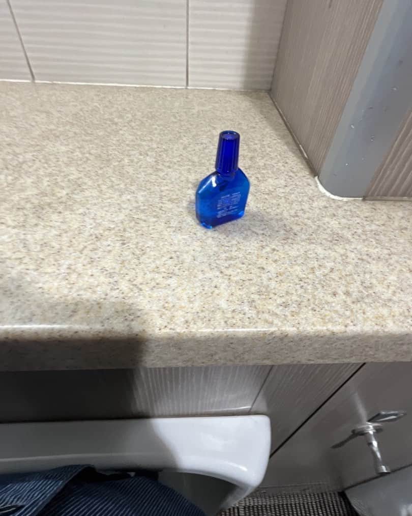 森田繁のインスタグラム：「吉祥寺 駅のトイレに 目薬の瓶」