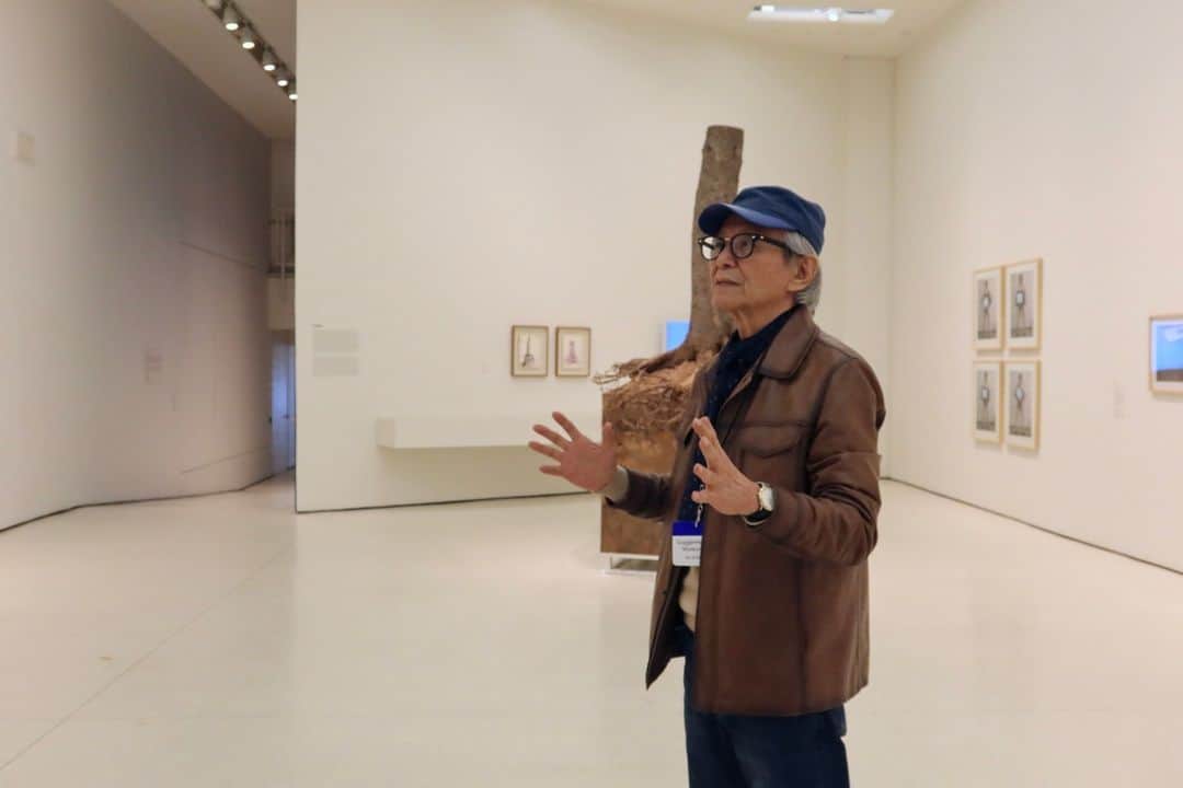 のインスタグラム：「"I want the public to experience the speed of life, and the cycle of the natural world. I wish people to embrace a more holistic and harmonious worldview. Some say 'Snail’s Gallop' parallels the slow and steady trajectory of my own life that paced forward with firm resolve. I don’t disagree." —Lee Kun-Yong  "생명의 속도 그리고 자연순화적인 세계를 대중적으로 느끼게 해주는 측면을 강조하고 싶다.세계를 총체적으로 조화롭게 생각하는 세계관을 지구인들이 더 생각했으면 좋겠다. 어떤 사람들은 달팽이 걸음이 좌고우면하지 않고 느리지만 꾸준히 걸어온 이건용의 인생과 비슷하다고 말하는데 틀린 말은 아닌것 같다." —이건용  ___ See Lee Kun-Yong (@leekunyong79) perform "Snail's Gallop" at the Guggenheim today October 14 at 2 pm. Free with museum admission. First come, first served. No advance registration is required. To join, meet in the exhibition gallery on Tower Level 5. #ExperimentalArtInKorea」