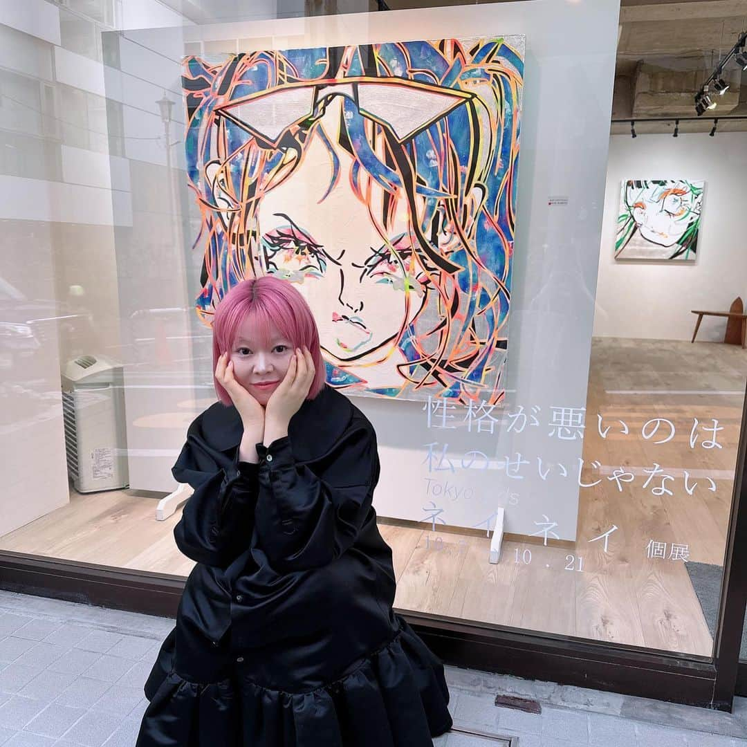 Etsuna otsukAさんのインスタグラム写真 - (Etsuna otsukAInstagram)「多摩美の仲良し友達　@neinei.78  ちゃんの個展“性格が悪いのは私のせいじゃない”、“東京少女”を研究テーマでいろいろ創作してます✨今回は新しいチャレンジして、ちょっとヤンキーかわいいスタイルガールのシリーズ、イラストは動いてないのに、パワーがすごいです✨ in 石川画廊 #ギャラリー #イラスト」10月14日 21時00分 - etsunaotsuka