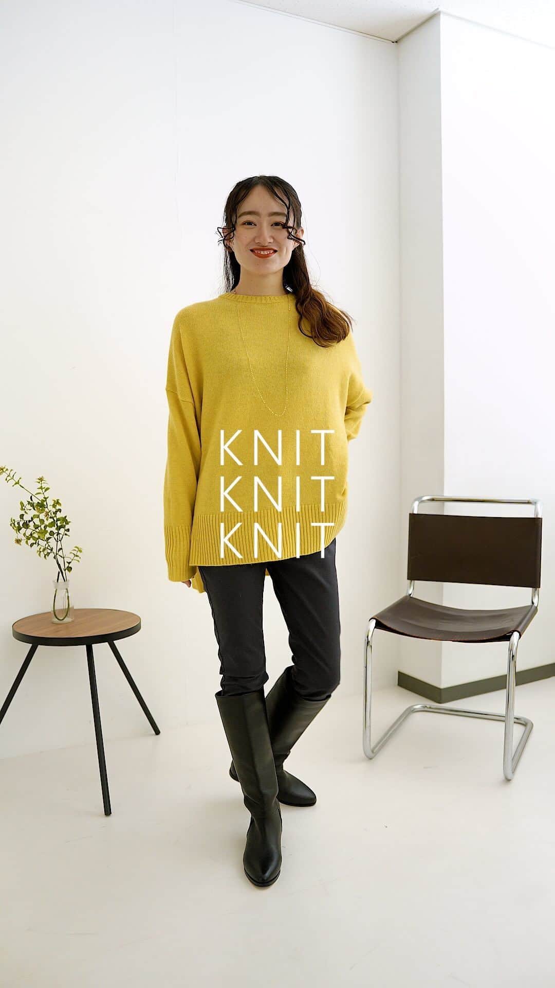 のインスタグラム：「ㅤㅤㅤㅤㅤㅤㅤㅤㅤㅤㅤㅤ　　 KNIT KNIT KNIT ㅤㅤㅤㅤㅤㅤㅤㅤㅤㅤㅤㅤ　　 秋が深まり、まず気になってくるのがニット。ベーシックな物から主役級まで、豊富なラインナップでご用意しています。こだわり抜かれた素材や色から、あなたのお気に入りの一着を見つけてみてください。 ＿＿＿＿＿＿＿＿＿＿＿＿ ㅤㅤㅤㅤㅤㅤㅤㅤㅤㅤㅤㅤ　　 アルパカシャギーGOLDボタンカーディガン ¥19,800(税込) ハンドニットカウチンZIPUP カーディガン ¥28,600(税込) クロップドケーブルニット ¥13,200(税込) FOX混クロップドタートルニット ¥14,300(税込) クルーネックチュニックニット¥12,100(税込) ＿＿＿＿＿＿＿＿＿＿＿＿ ㅤㅤㅤㅤㅤㅤㅤㅤㅤㅤㅤㅤ　　 #urbanresearch #アーバンリサーチ  #ニット  #ニットコーデ」