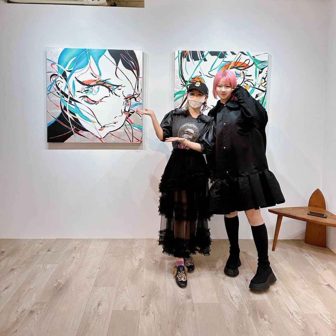 Etsuna otsukAのインスタグラム：「多摩美の仲良し友達　@neinei.78  ちゃんの個展“性格が悪いのは私のせいじゃない”、“東京少女”を研究テーマでいろいろ創作してます✨今回は新しいチャレンジして、ちょっとヤンキーかわいいスタイルガールのシリーズ、イラストは動いてないのに、パワーがすごいです✨ in 石川画廊 #ギャラリー #イラスト」