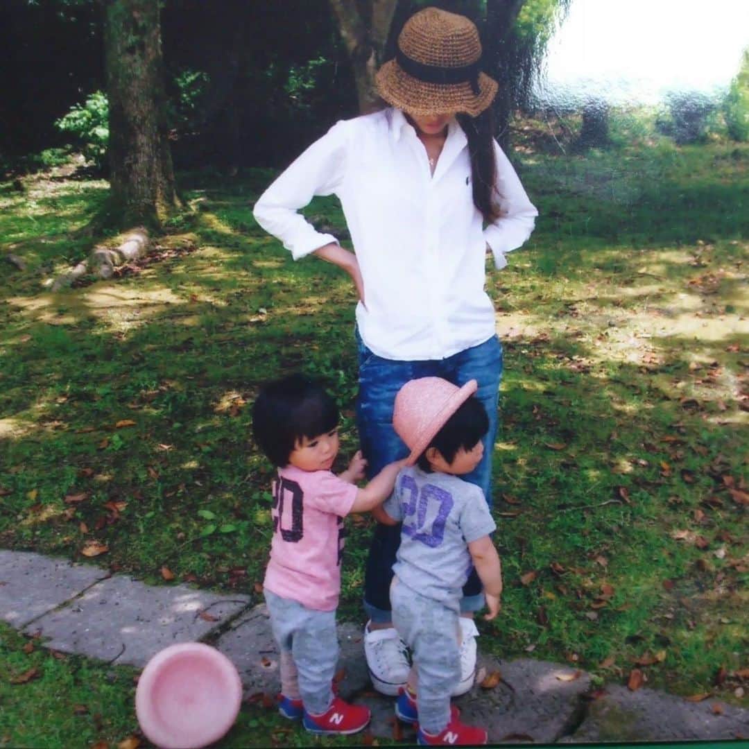 ayakoのインスタグラム：「#PR 最近、出産タイミングの方から沢山DMで質問をいただきます そうゆうの聞いてくれてとても嬉しい！  よく聞かれるのが 『産後の授乳期間とかで毎日胸張ってて辛いです』 『なんか子供が1歳とかになったタイミングで気づいたんですが、胸小さくなってるんですよね』 『胸が垂れてきた！！年齢感じる！！』  とかの質問。本当に気持ちわかる。 必ずこの3つの中の1つ悩むよね  この質問してくれた人と、今読んでこれちょっと悩みだなあって人！ いやもはや、全然悩みとか今はないけど、こうなるの嫌だなって人は、とりあえずナイトブラ使ってって言いたい（経験談） ーーーーーーーーーーーーーーーーーーーーーーーーーーー PRだけど本当に使ってみて良くないものとかは絶対載せない主義なのでそこは安心してほしい！ 私が使ってるViageは今までバストケアの為に試してきたナイトブラの中でも群を抜いてホールド力と寝やすさがいい  もう1年半くらいは使ってるけど、長く使ってみて思ったのは 垂れかけてた胸もしっかり持ち上げてくれるようになったし、授乳期間でも使えるし苦しくないってこと。  寝る時つけるだけなのがナイトブラ！ってイメージあるかもしれないけど、私は時間問わずつけてました。 だって楽なんだもん😂 伸縮性すごいから苦しくないし、デザインシンプルでスポブラっぽく着用できるのもいい🫶  とてもコスパも良い！しかも16日まで限定で最大1000円OFFだからチャンスだよ ストーリーハイライトの『ナイトブラ』飛んでください！  #バストケア　＃ナイトブラ　#愛用品」