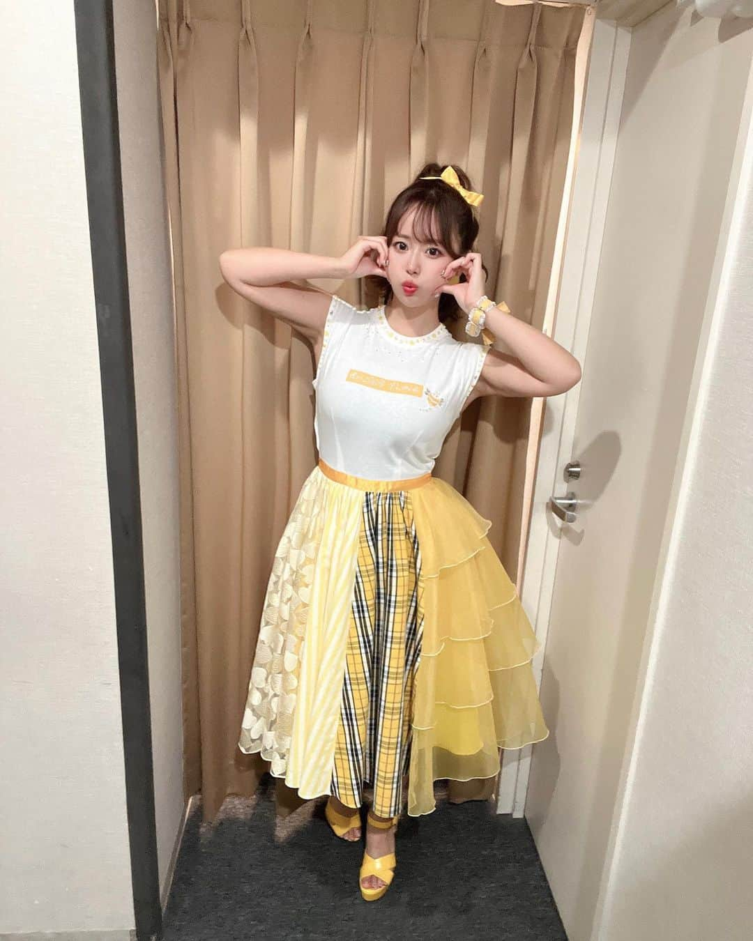 井口裕香さんのインスタグラム写真 - (井口裕香Instagram)「💛💛💛 ファンミ初日 ありがとうございました♡ Tシャツリメイクワンピ白でした♡ つぎは京都〜！たのしみたのしみ！  🌼hair and make @nozaking42  🌼stylist @mori_mori_moriya  #反転修正したつもりが #ちょいちょい反転したままだ #すんまそーん🤪」10月14日 21時00分 - ooo31_iguchiyuka_31ooo