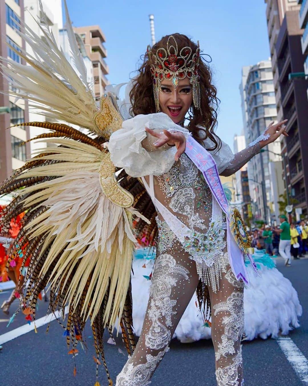 工藤めぐみのインスタグラム：「お写真　2/3 📷🌟  Carnaval no Japão 🇯🇵🇧🇷✨ ． 浅草サンバカーニバル🌟  今回のテーマは“SAMBA ”Sol da Mente 〜サンバは心の太陽だ☀️〜  フェジョンメンバーは、太陽のモチーフお衣装🌞  私は、その太陽の『光・輝き💫』がテーマのお衣装でした🥰 ． ． ． Photo by ドリー📷✨ ． #rainhadabateria #フェジョンプレット  #サンバ  #工藤めぐみ」